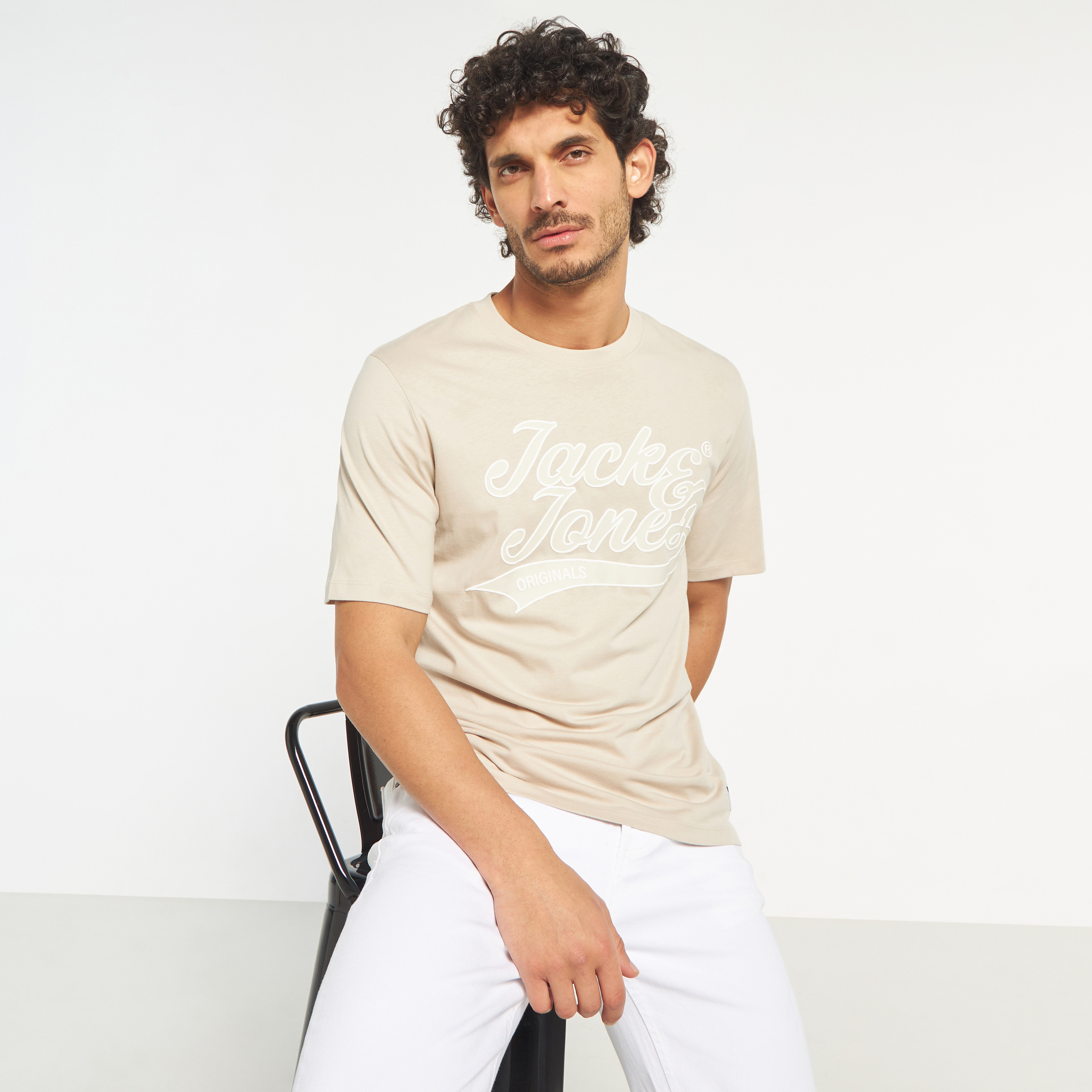 تي شيرت من جاك آند جونز مع شعار بأكمام قصيرة و ياقة مستديرة-men-clothing-tshirtsandpolos-tshirts-image-9
