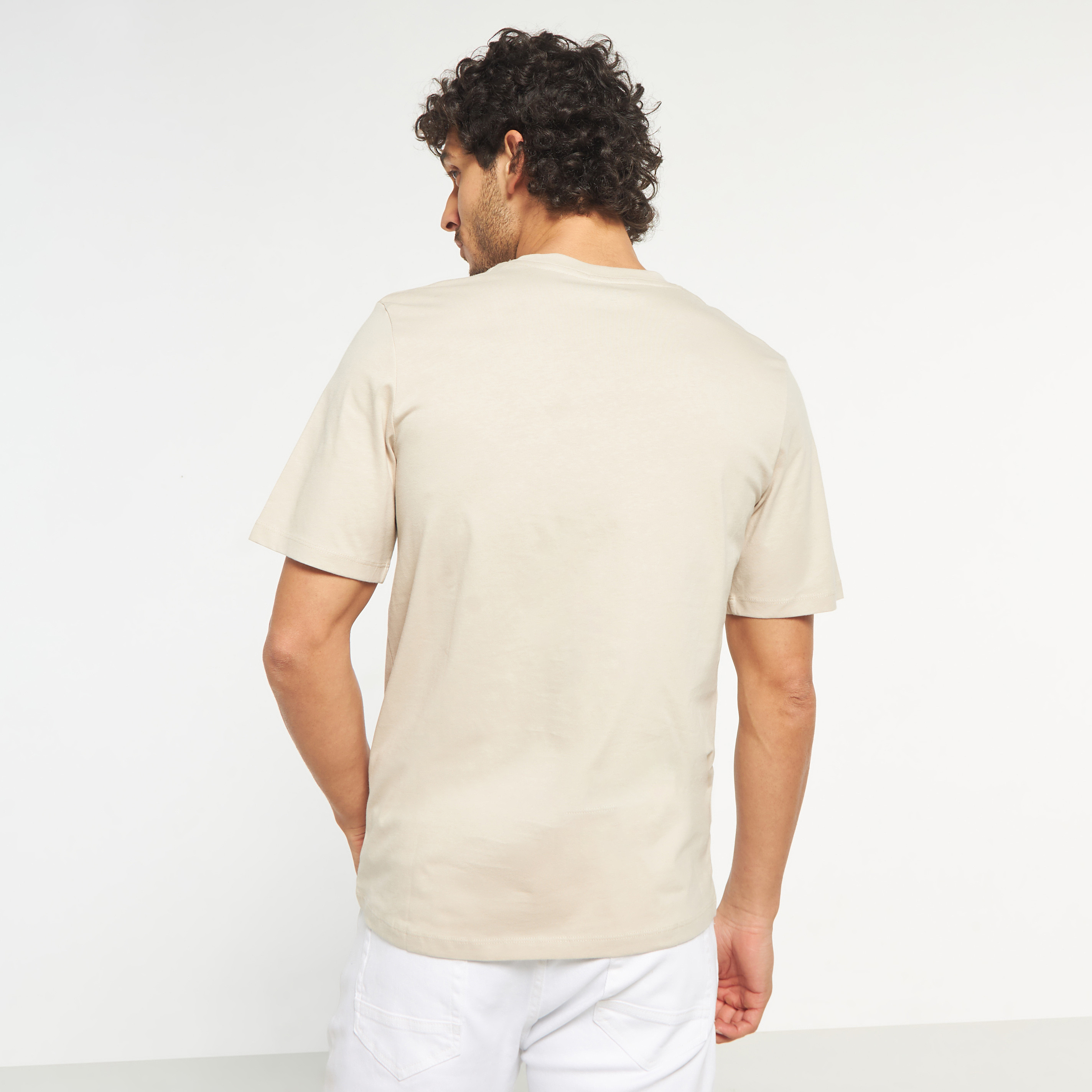 تي شيرت من جاك آند جونز مع شعار بأكمام قصيرة و ياقة مستديرة-men-clothing-tshirtsandpolos-tshirts-image-11