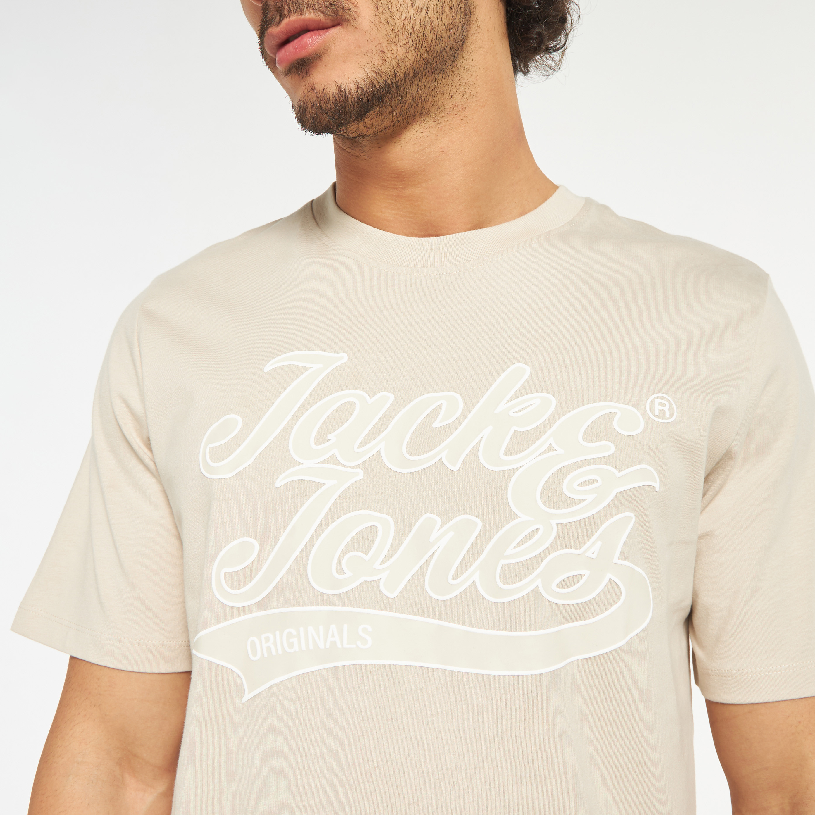 تي شيرت من جاك آند جونز مع شعار بأكمام قصيرة و ياقة مستديرة-men-clothing-tshirtsandpolos-tshirts-image-12