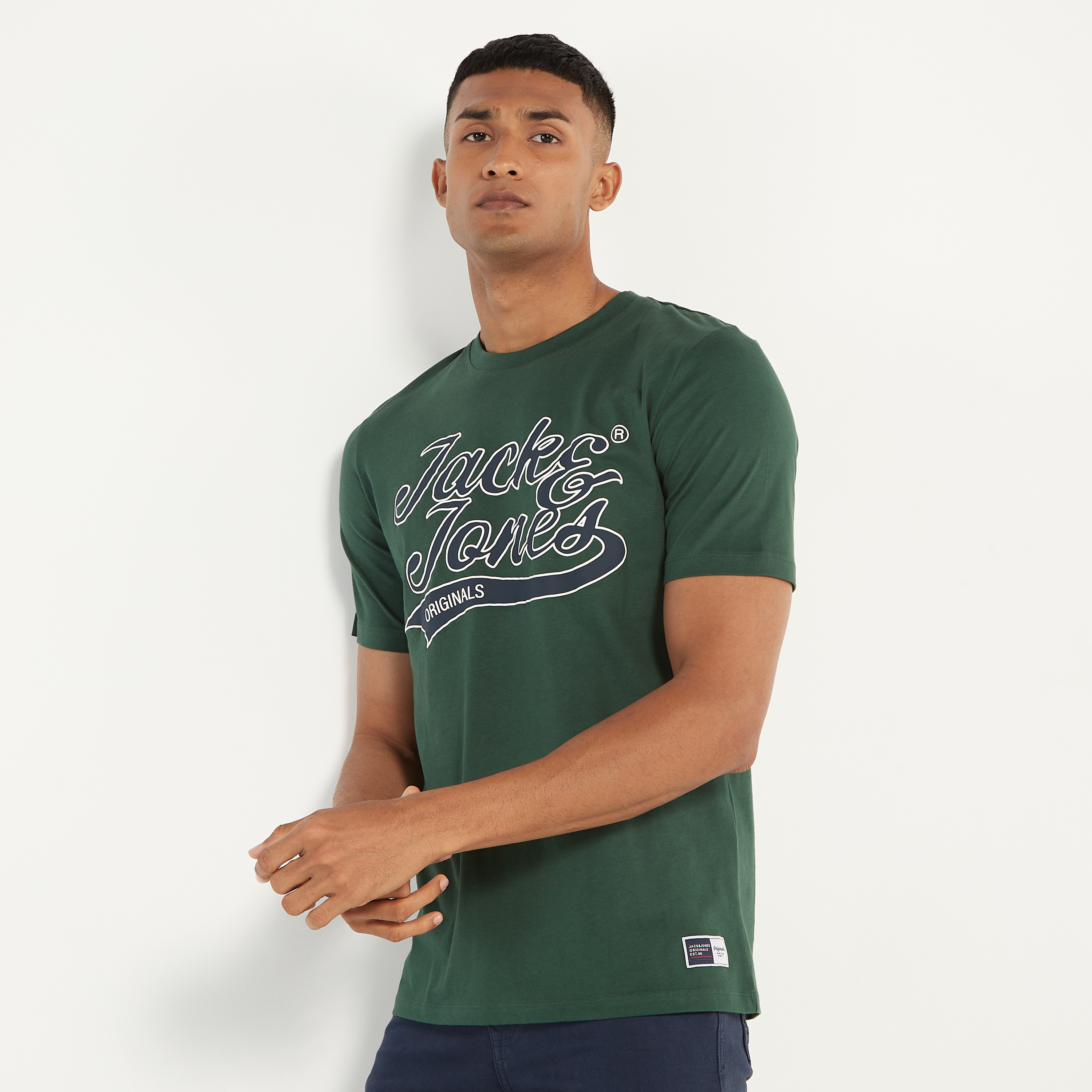 تي شيرت من جاك آند جونز مع شعار بأكمام قصيرة و ياقة مستديرة-men-clothing-tshirtsandpolos-tshirts-image-13