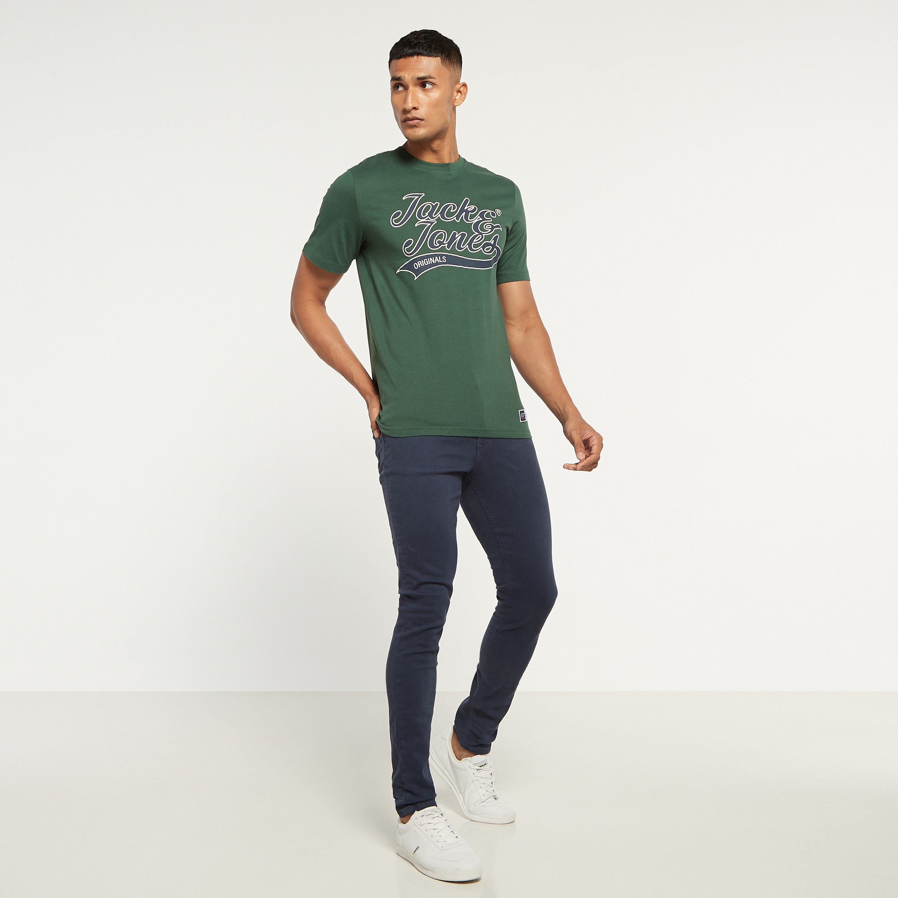 تي شيرت من جاك آند جونز مع شعار بأكمام قصيرة و ياقة مستديرة-men-clothing-tshirtsandpolos-tshirts-image-14