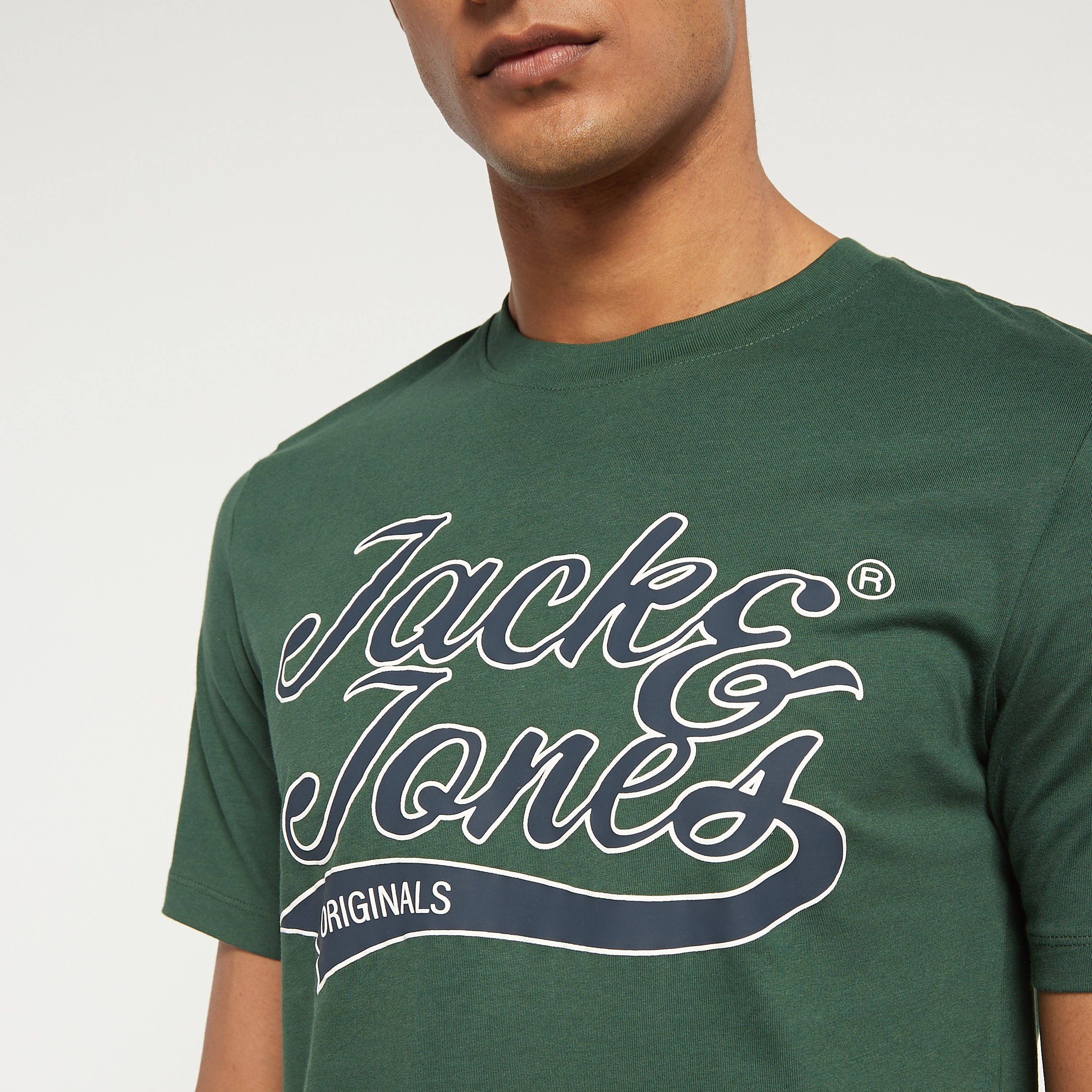 تي شيرت من جاك آند جونز مع شعار بأكمام قصيرة و ياقة مستديرة-men-clothing-tshirtsandpolos-tshirts-image-16