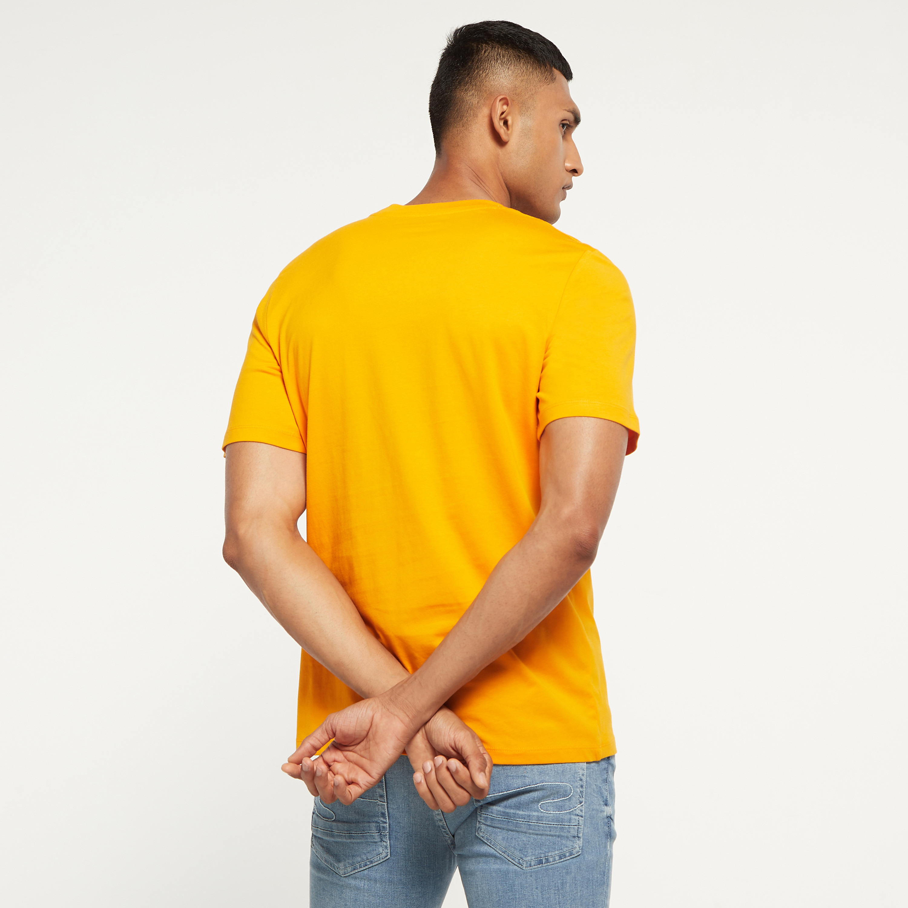 تي شيرت من جاك آند جونز مع شعار بأكمام قصيرة و ياقة مستديرة-men-clothing-tshirtsandpolos-tshirts-image-19