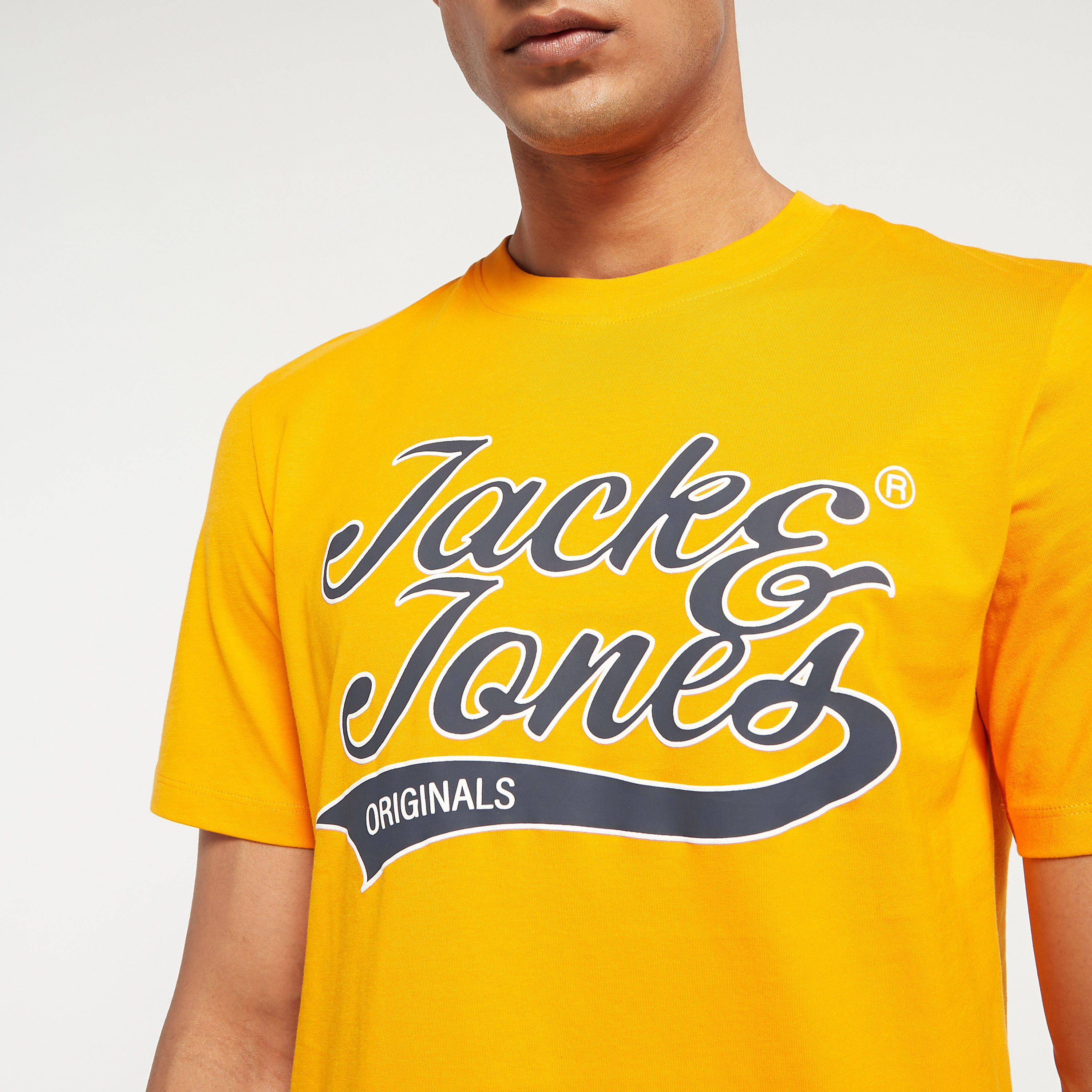تي شيرت من جاك آند جونز مع شعار بأكمام قصيرة و ياقة مستديرة-men-clothing-tshirtsandpolos-tshirts-image-20