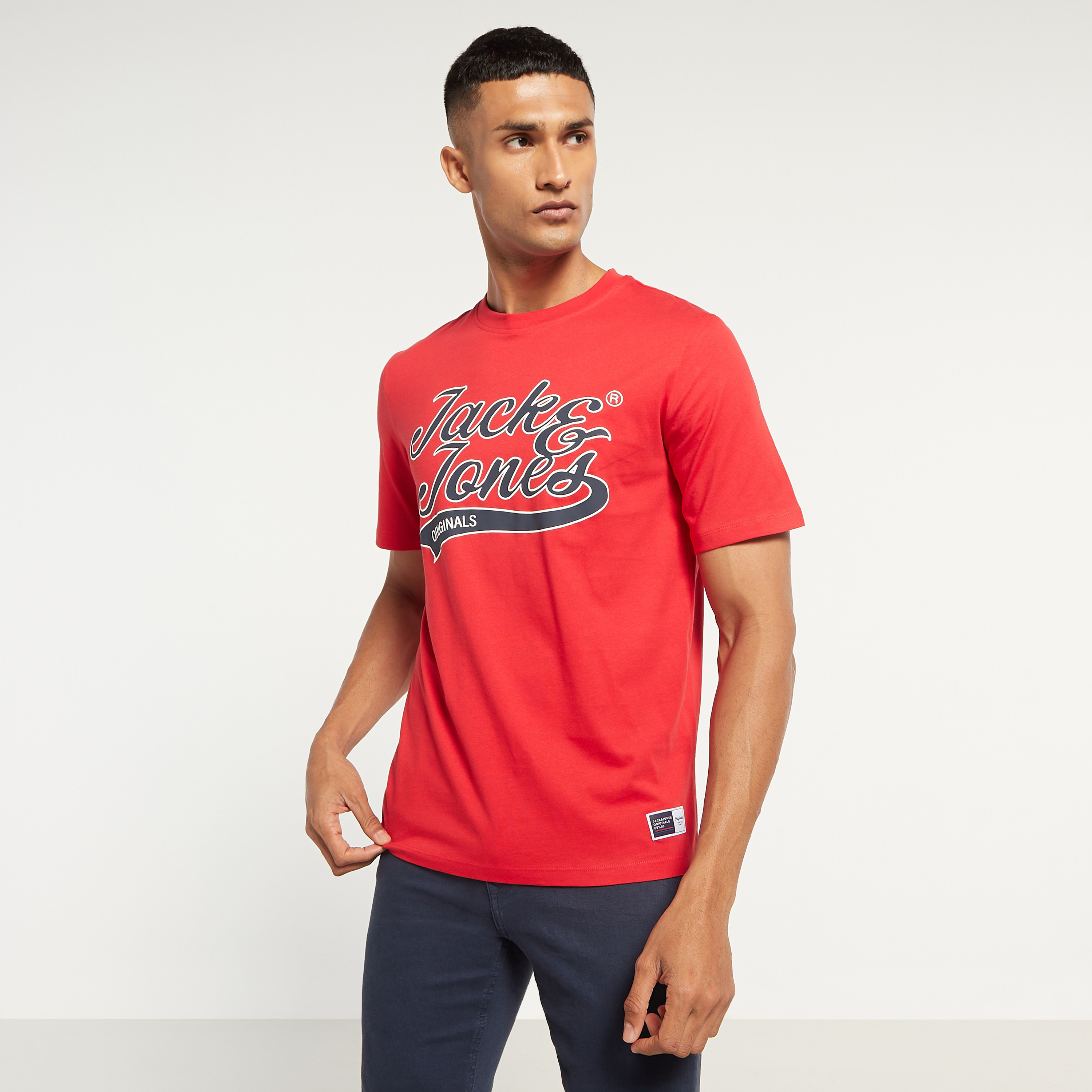تي شيرت من جاك آند جونز مع شعار بأكمام قصيرة و ياقة مستديرة-men-clothing-tshirtsandpolos-tshirts-image-21