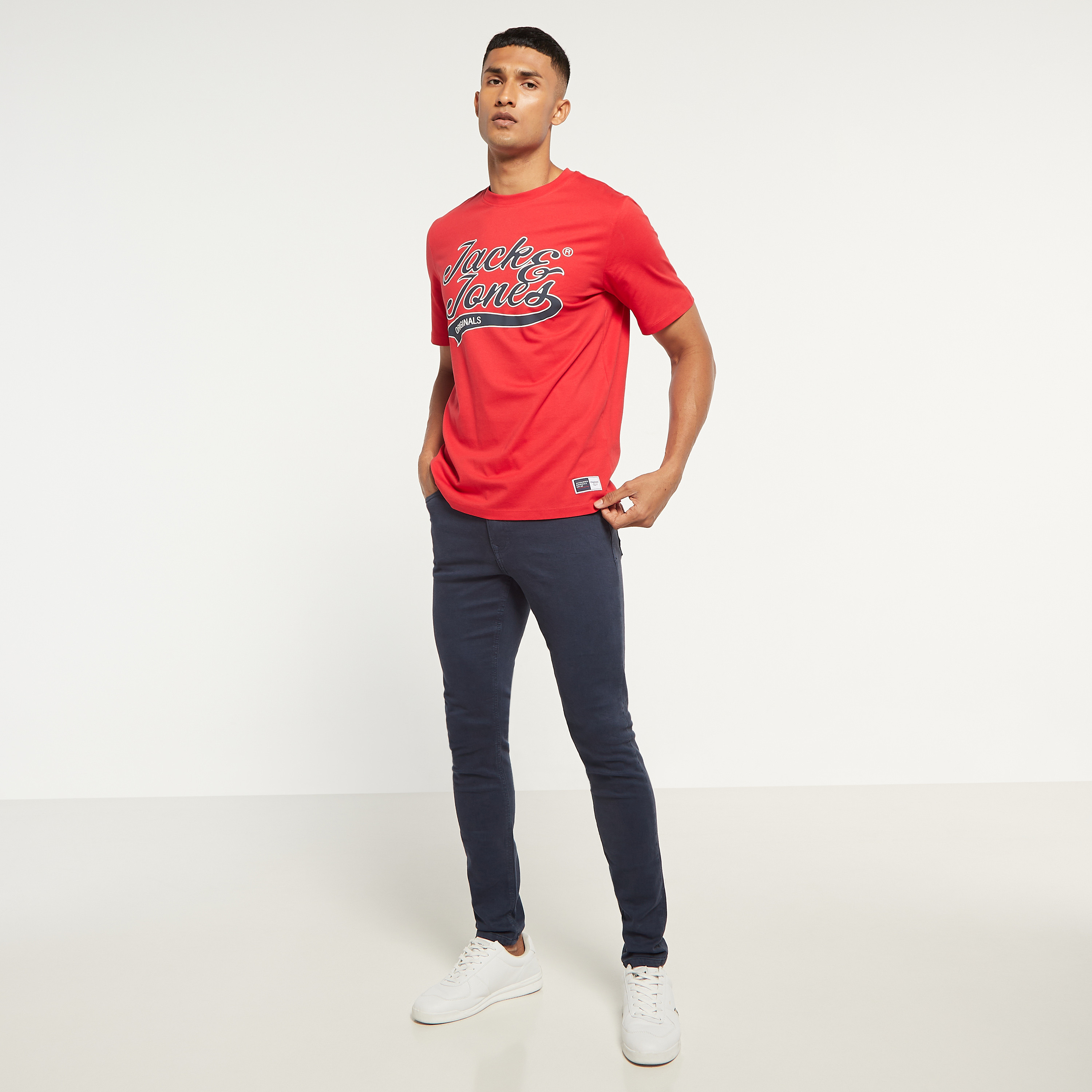 تي شيرت من جاك آند جونز مع شعار بأكمام قصيرة و ياقة مستديرة-men-clothing-tshirtsandpolos-tshirts-image-22