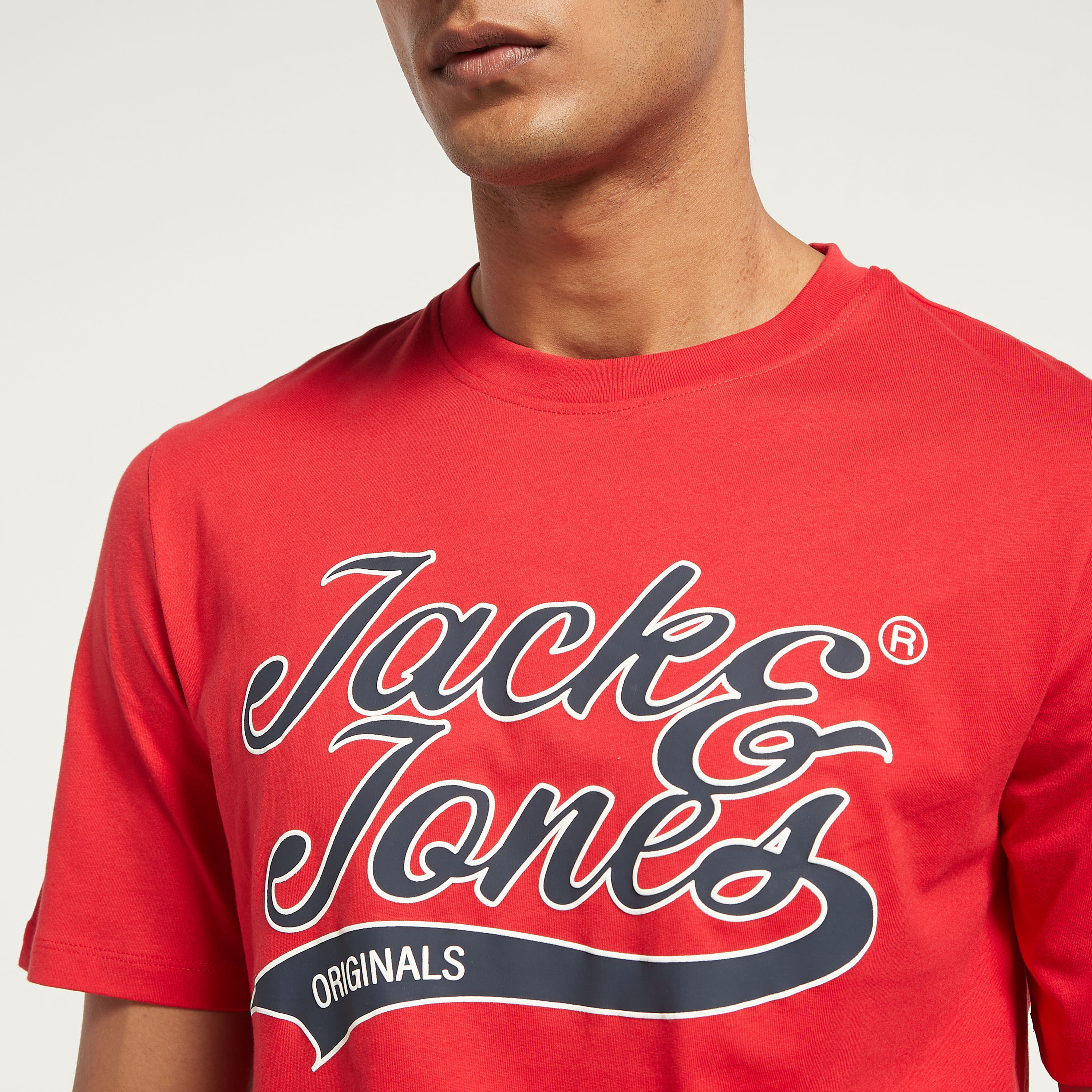 تي شيرت من جاك آند جونز مع شعار بأكمام قصيرة و ياقة مستديرة-men-clothing-tshirtsandpolos-tshirts-image-24