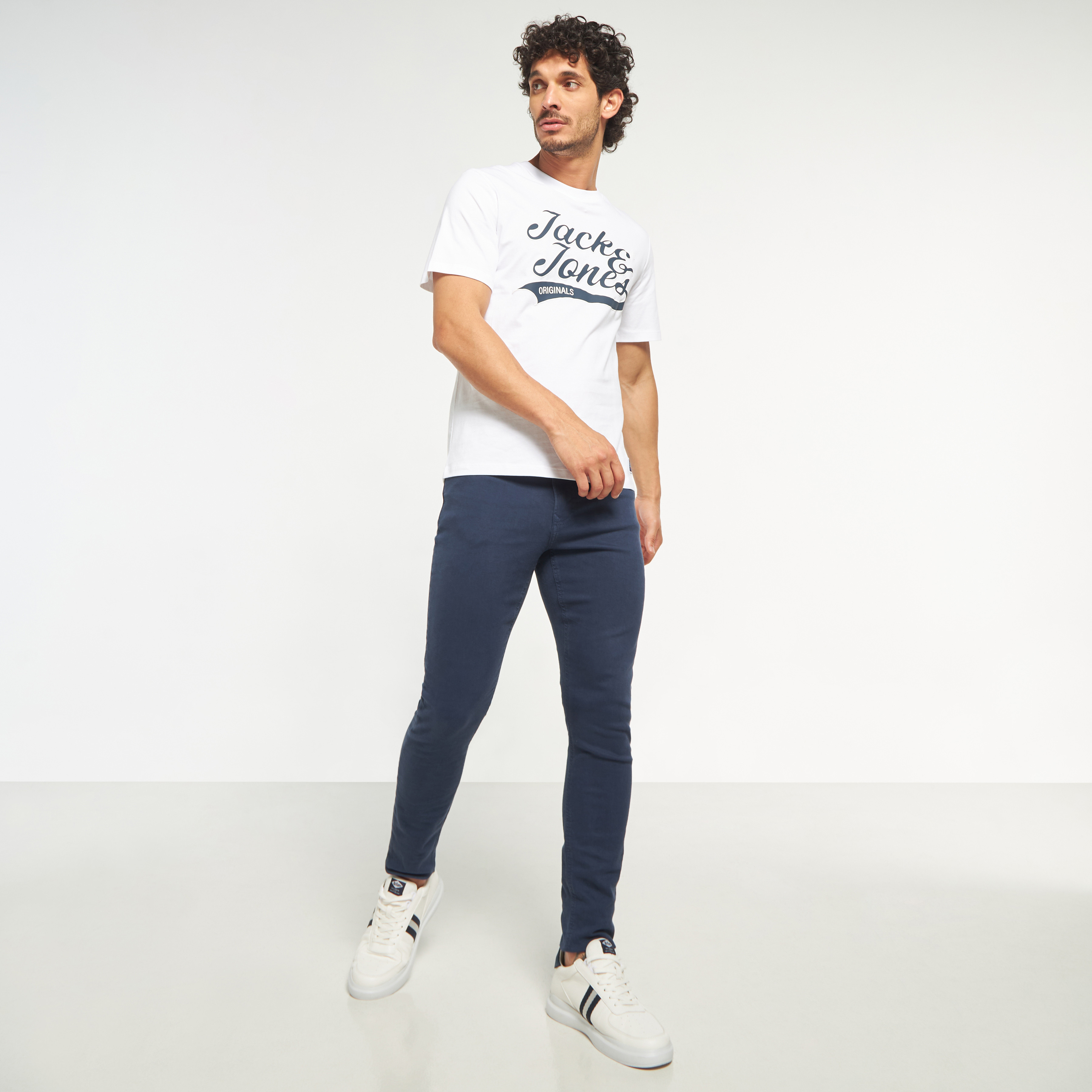 تي شيرت من جاك آند جونز مع شعار بأكمام قصيرة و ياقة مستديرة-men-clothing-tshirtsandpolos-tshirts-image-26
