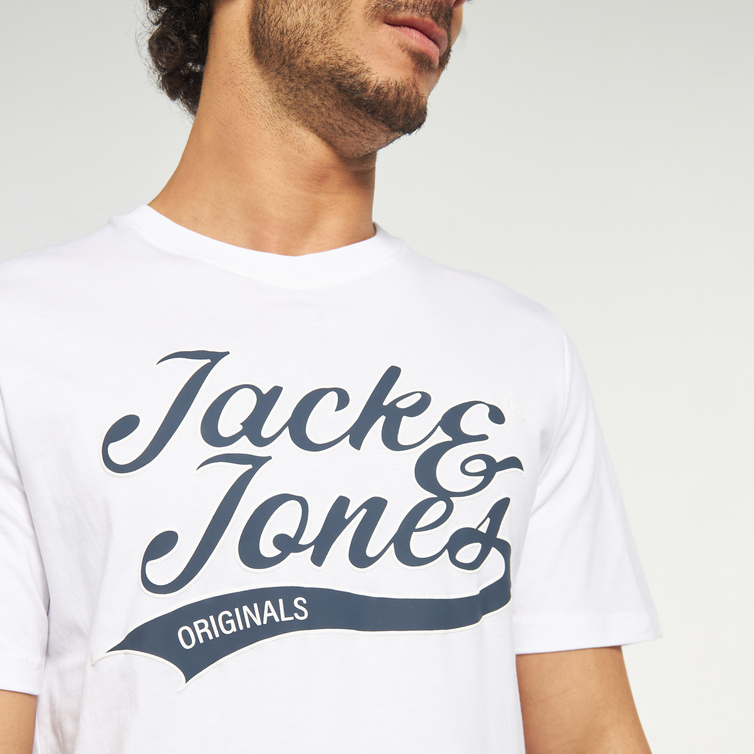 تي شيرت من جاك آند جونز مع شعار بأكمام قصيرة و ياقة مستديرة-men-clothing-tshirtsandpolos-tshirts-image-28
