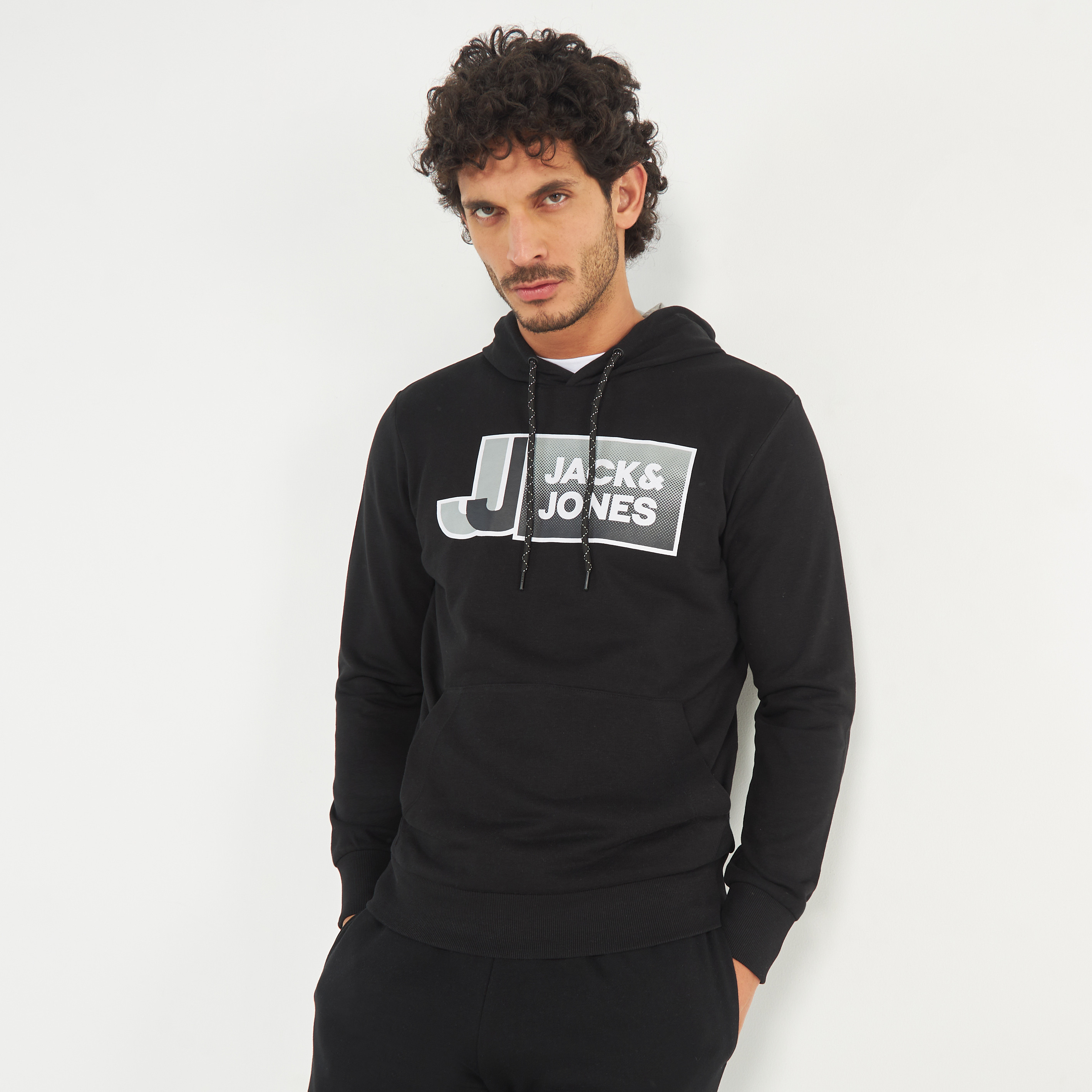 هودي من جاك آند جونز مطبوع بأكمام طويلة مع جيب كانغارو-men-winterwear-hoodiesandsweatshirts-image-1