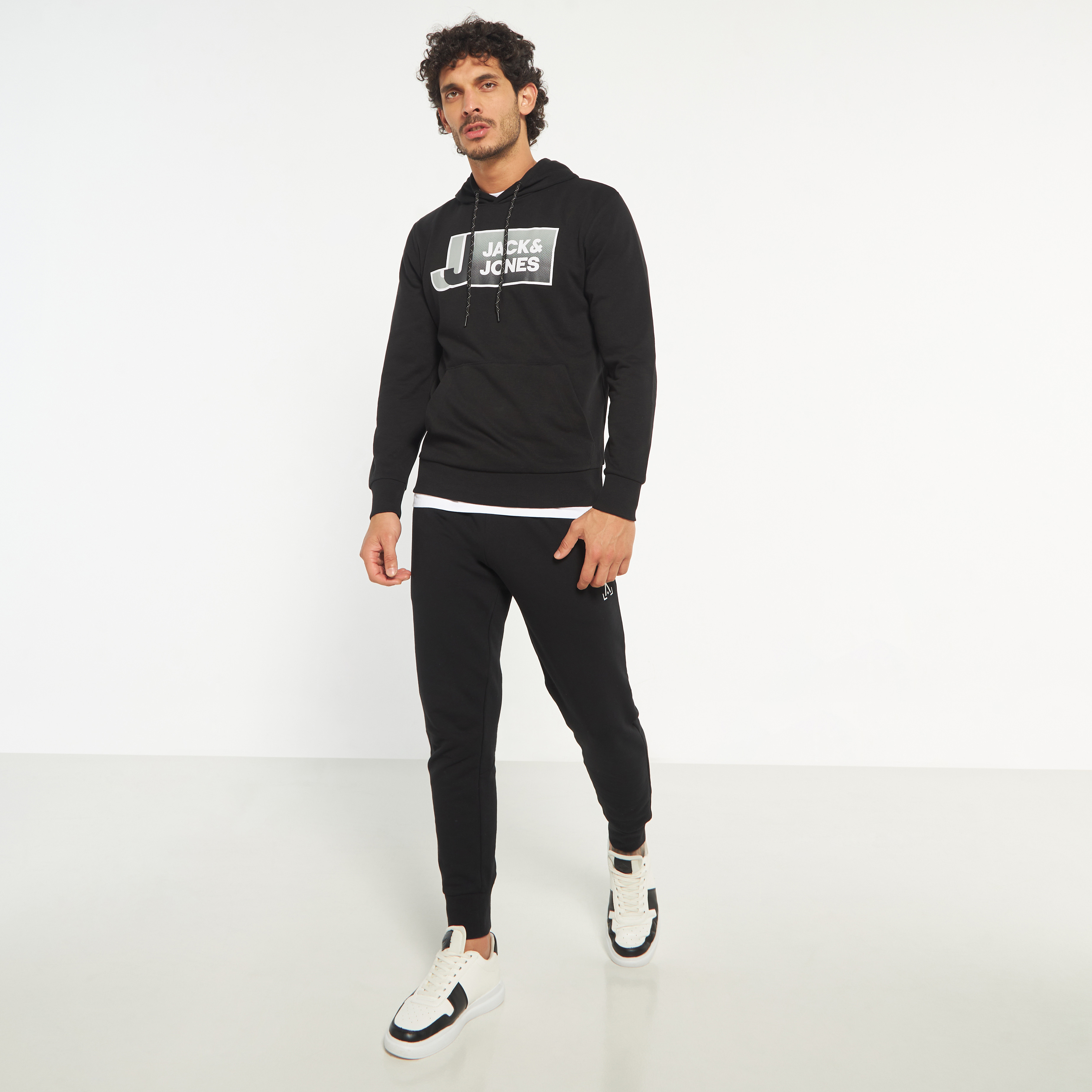 هودي من جاك آند جونز مطبوع بأكمام طويلة مع جيب كانغارو-men-winterwear-hoodiesandsweatshirts-image-2