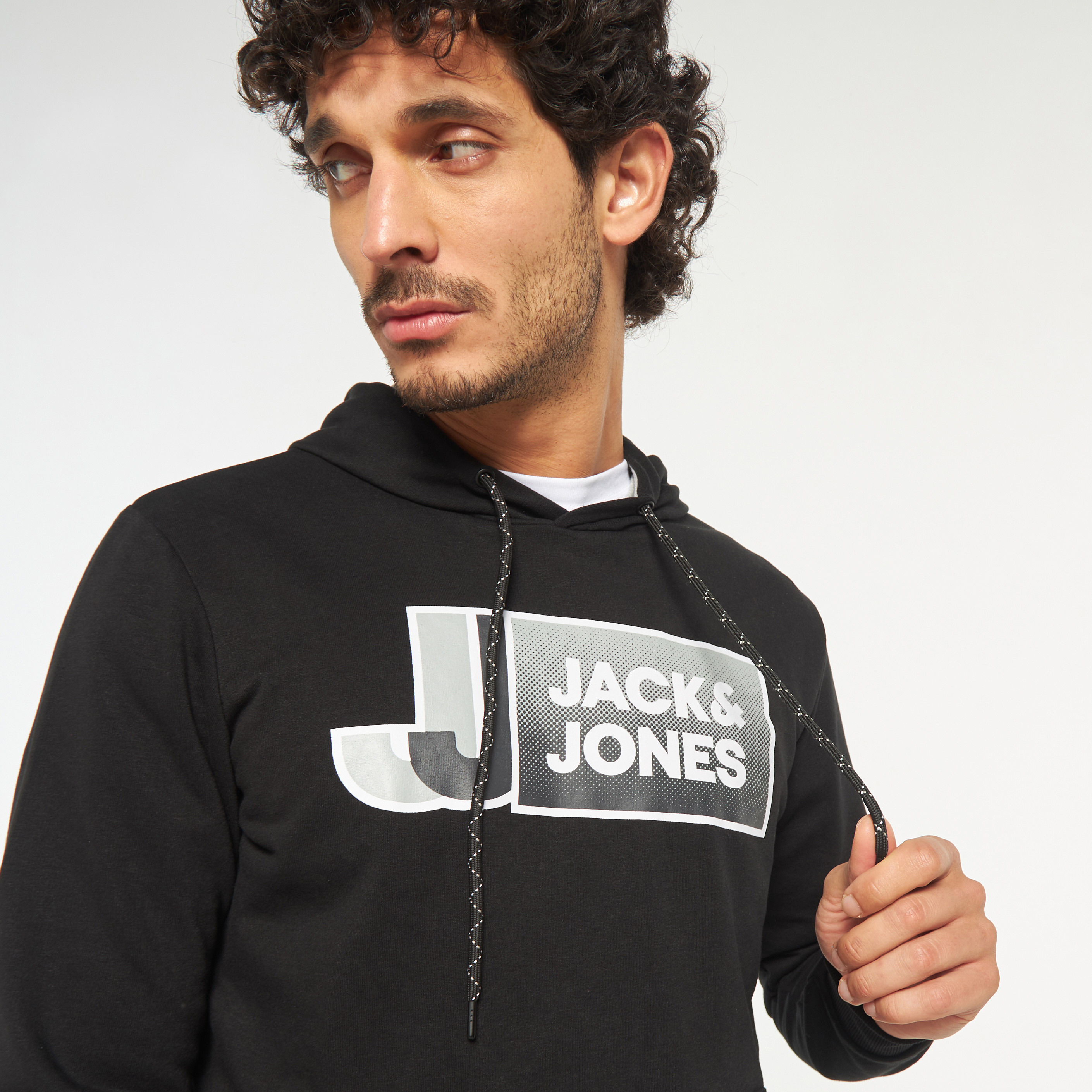 هودي من جاك آند جونز مطبوع بأكمام طويلة مع جيب كانغارو-men-winterwear-hoodiesandsweatshirts-image-4