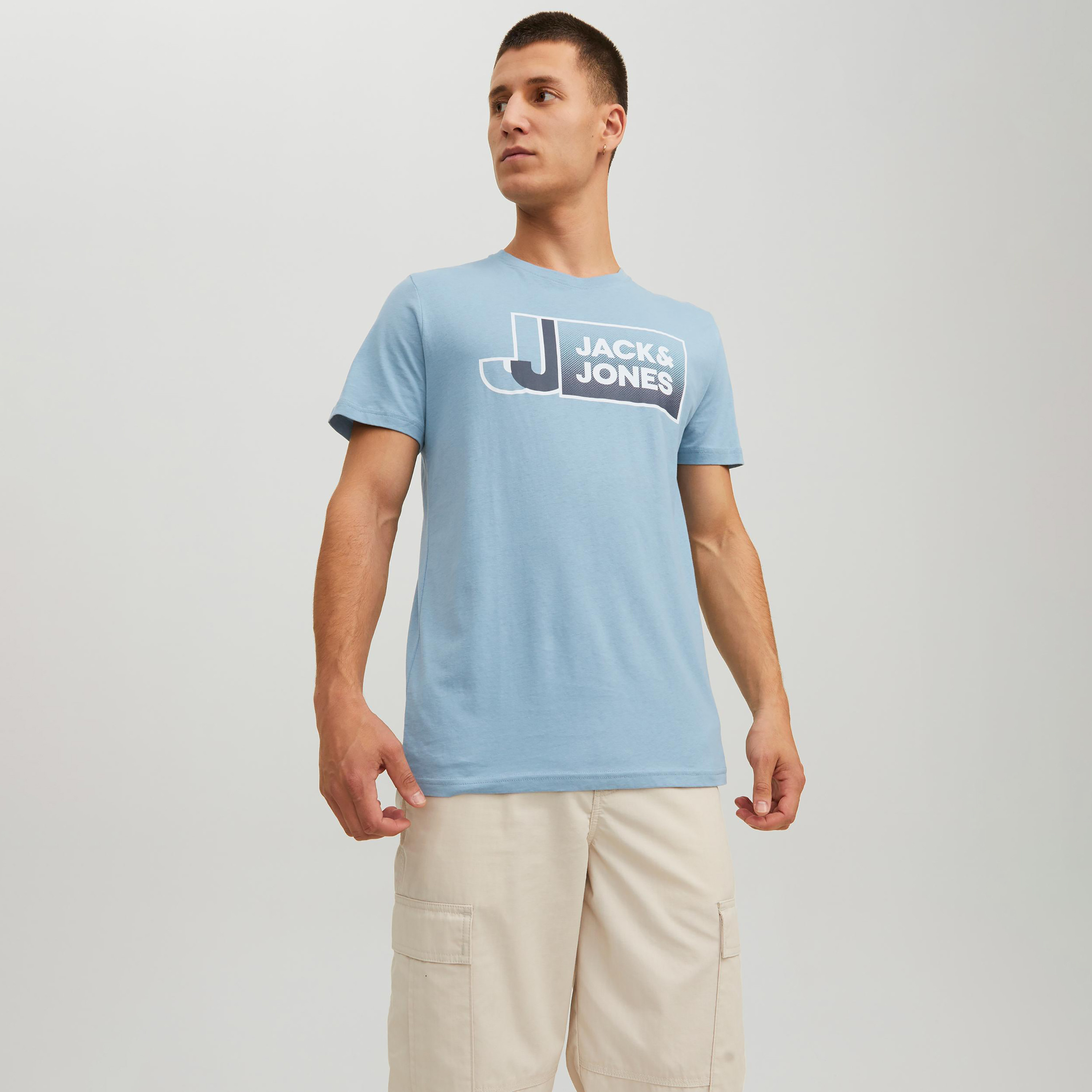 تي شيرت من جاك آند جونز مع شعار بأكمام قصيرة و ياقة مستديرة-men-clothing-tshirtsandpolos-tshirts-image-1