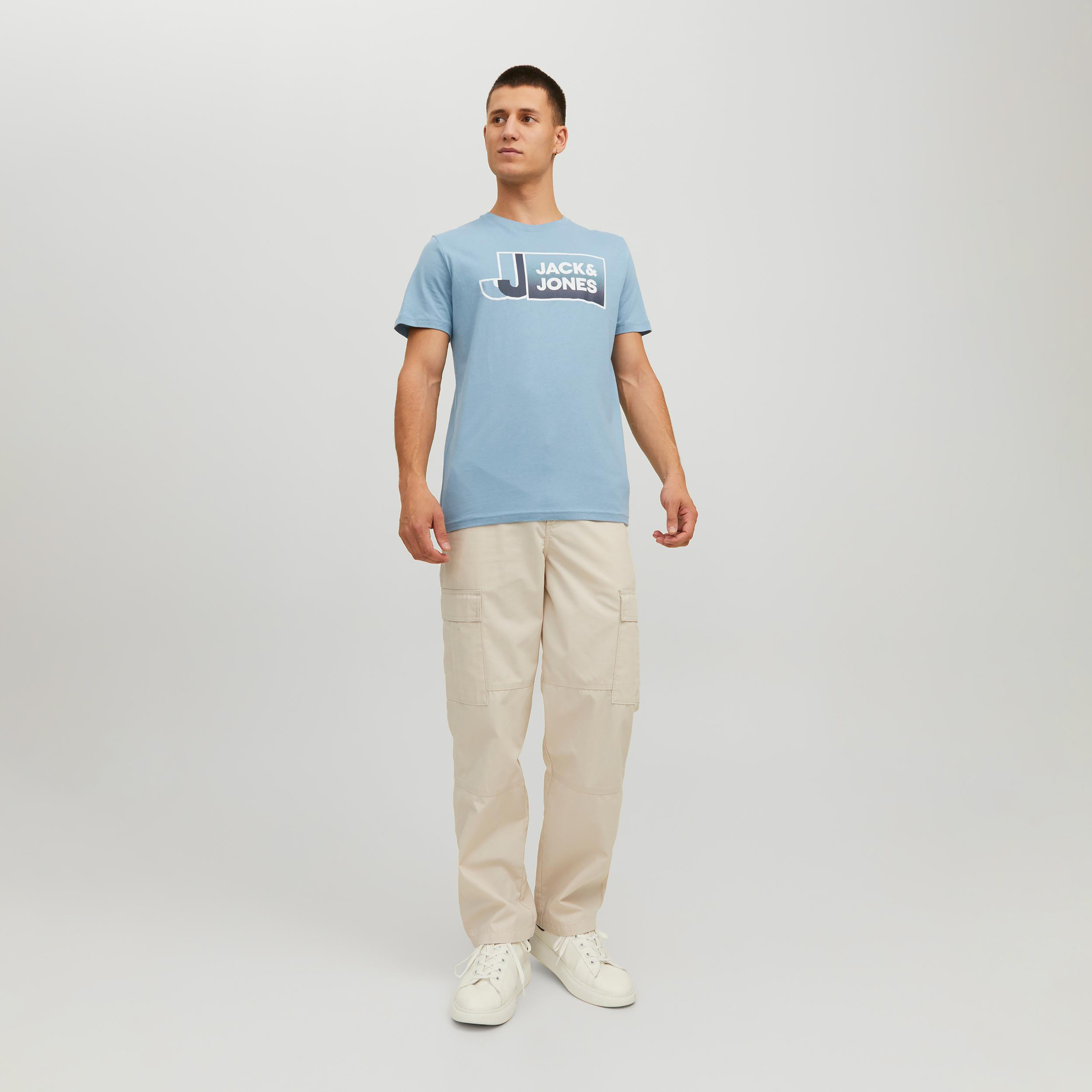 تي شيرت من جاك آند جونز مع شعار بأكمام قصيرة و ياقة مستديرة-men-clothing-tshirtsandpolos-tshirts-image-2