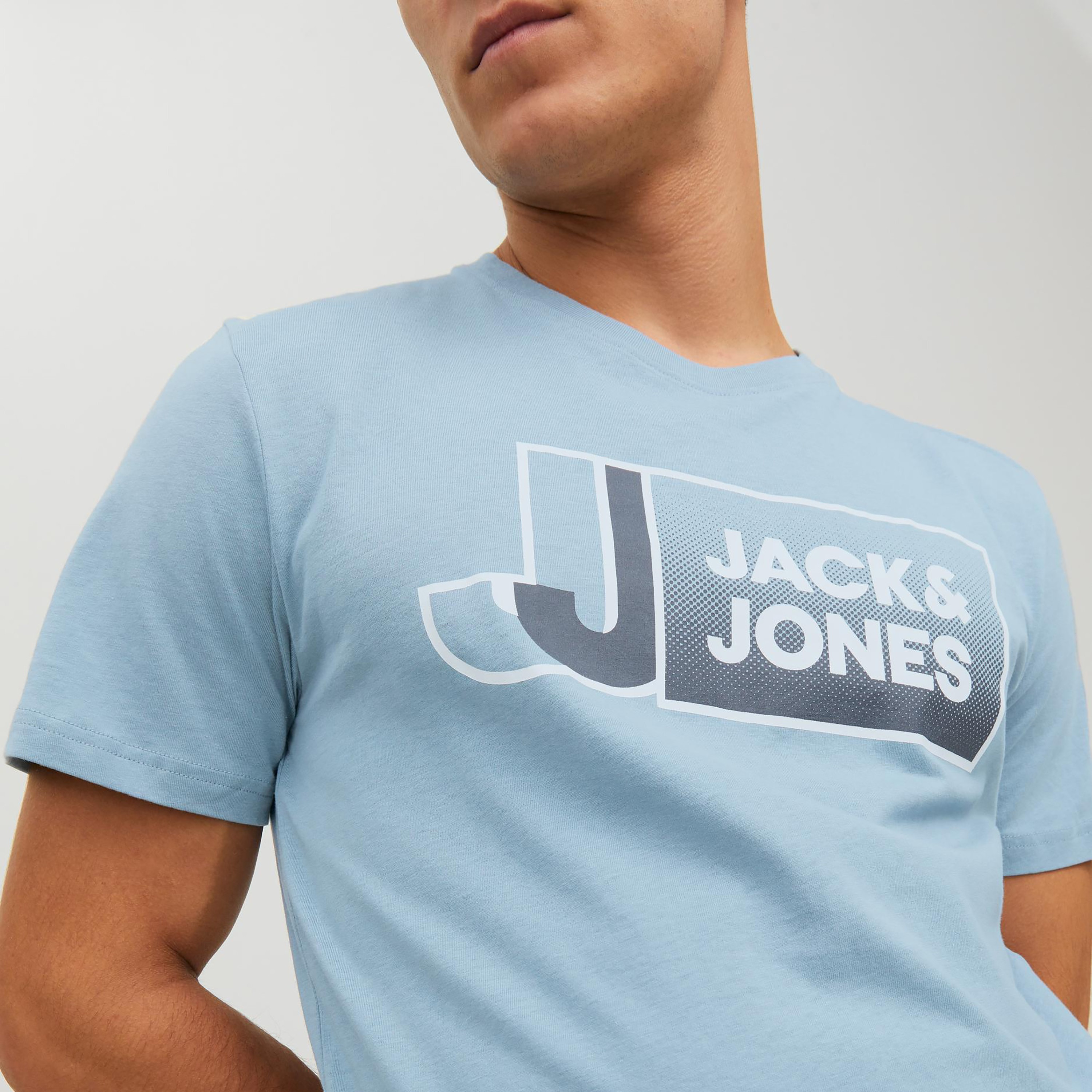 تي شيرت من جاك آند جونز مع شعار بأكمام قصيرة و ياقة مستديرة-men-clothing-tshirtsandpolos-tshirts-image-3