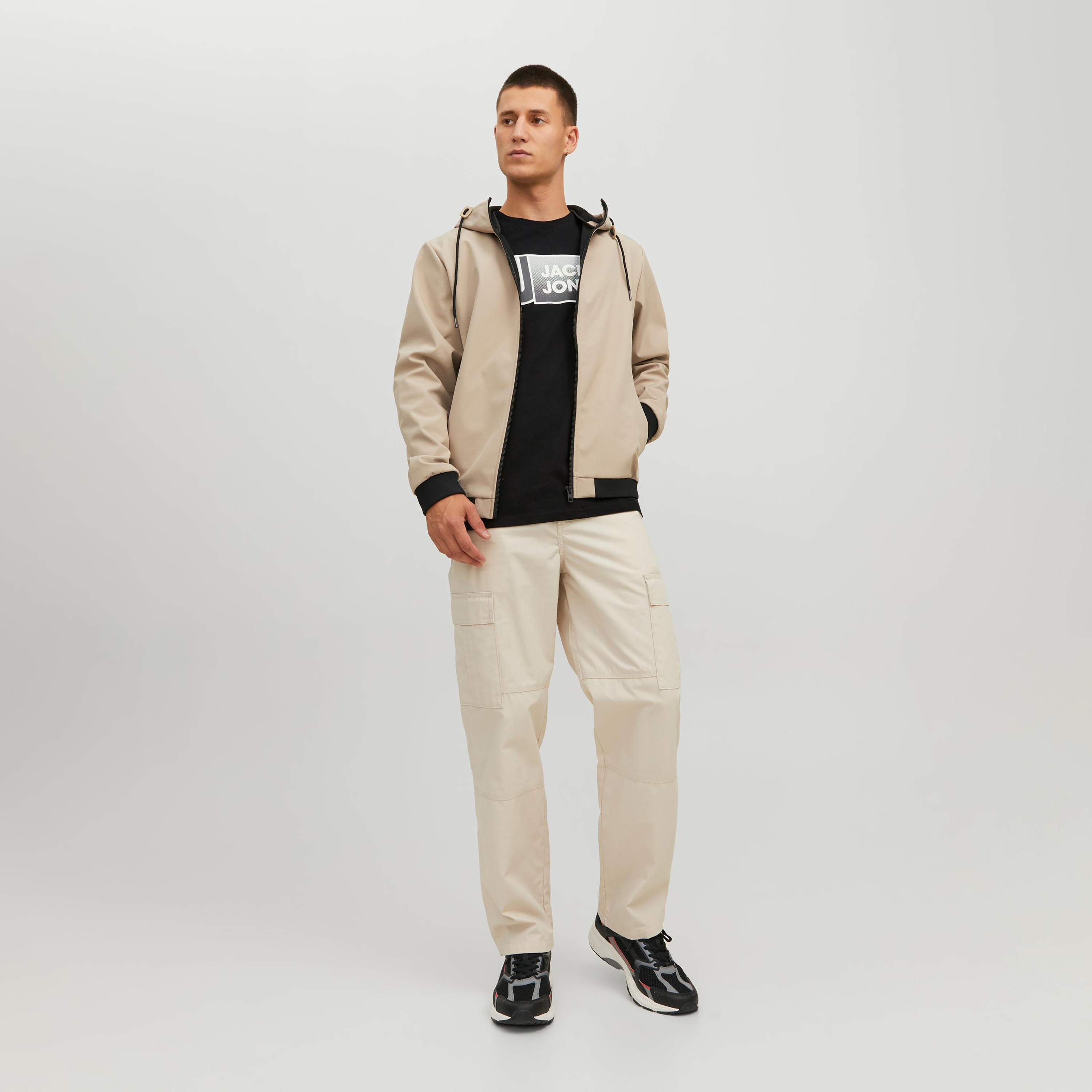 تي شيرت من جاك آند جونز مع شعار بأكمام قصيرة و ياقة مستديرة-men-clothing-tshirtsandpolos-tshirts-image-2