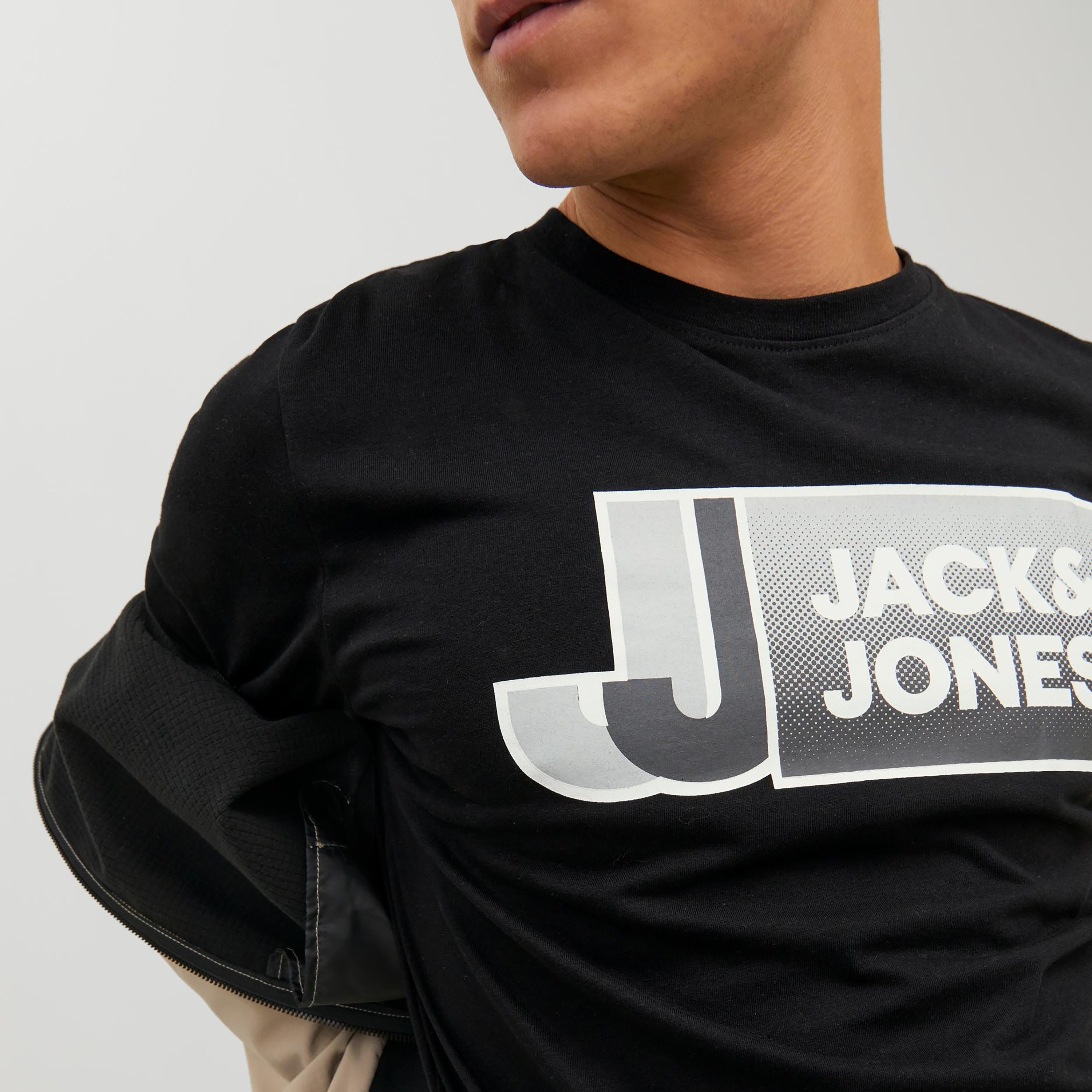 تي شيرت من جاك آند جونز مع شعار بأكمام قصيرة و ياقة مستديرة-men-clothing-tshirtsandpolos-tshirts-image-3