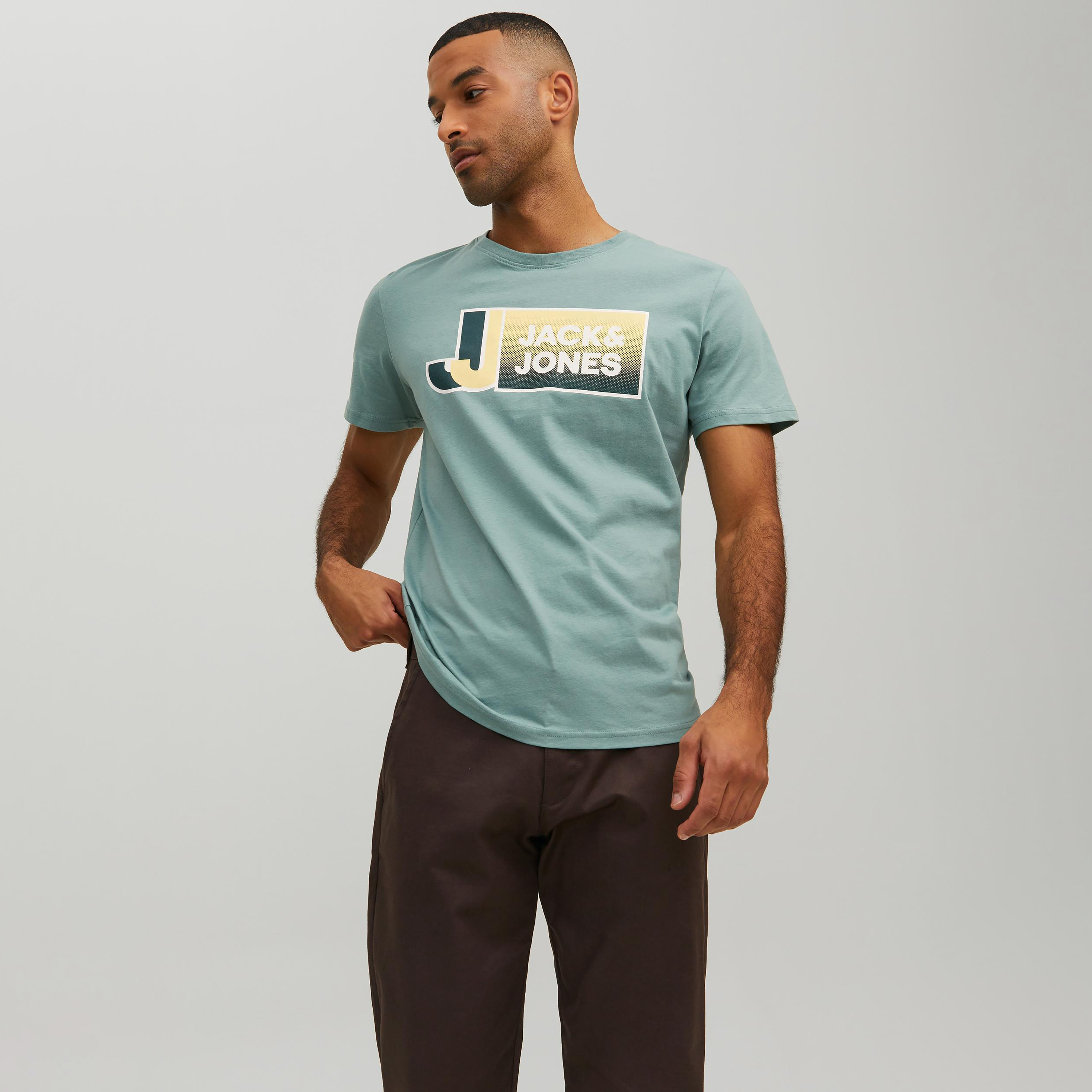 تي شيرت من جاك آند جونز مع شعار بأكمام قصيرة و ياقة مستديرة-men-clothing-tshirtsandpolos-tshirts-image-6