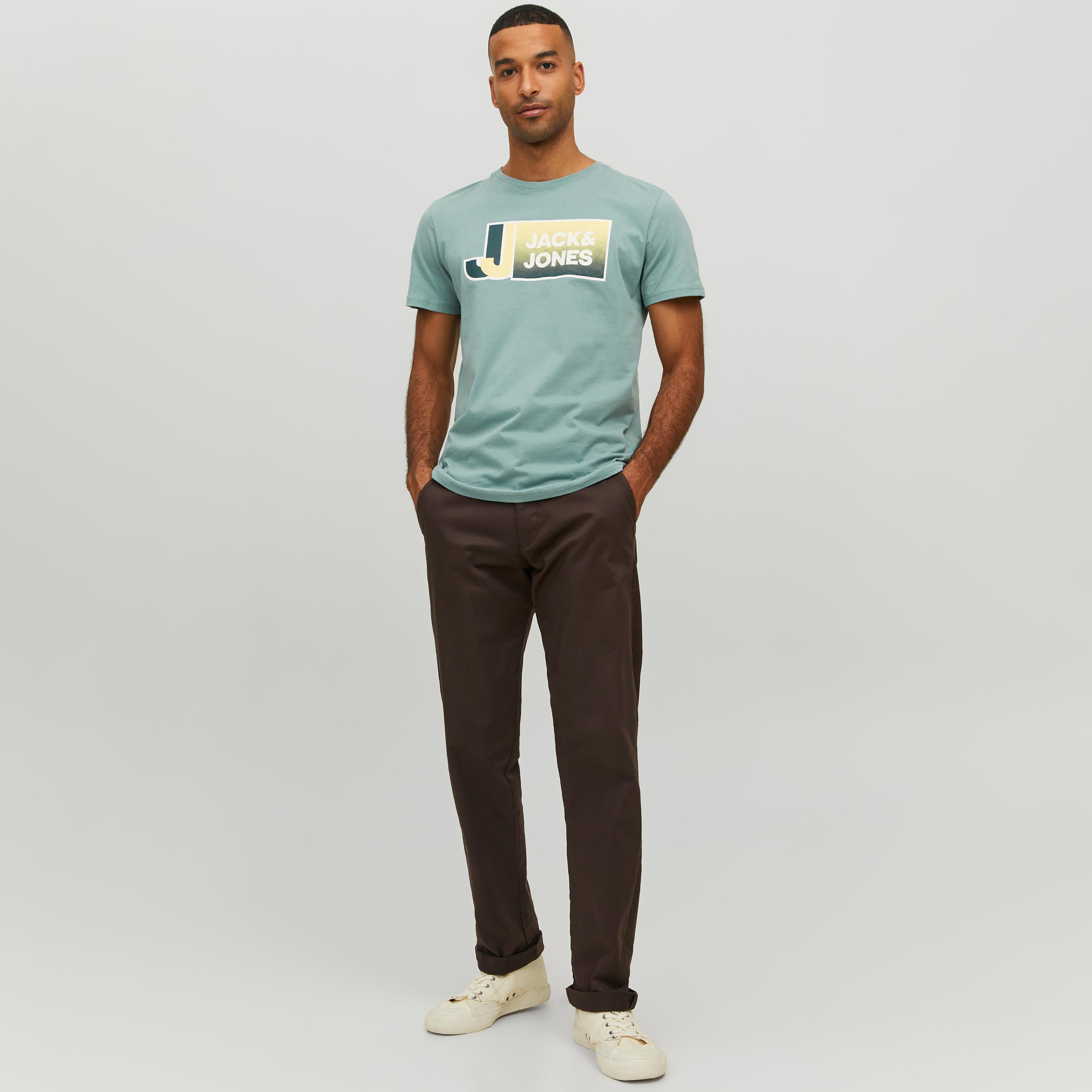 تي شيرت من جاك آند جونز مع شعار بأكمام قصيرة و ياقة مستديرة-men-clothing-tshirtsandpolos-tshirts-image-7