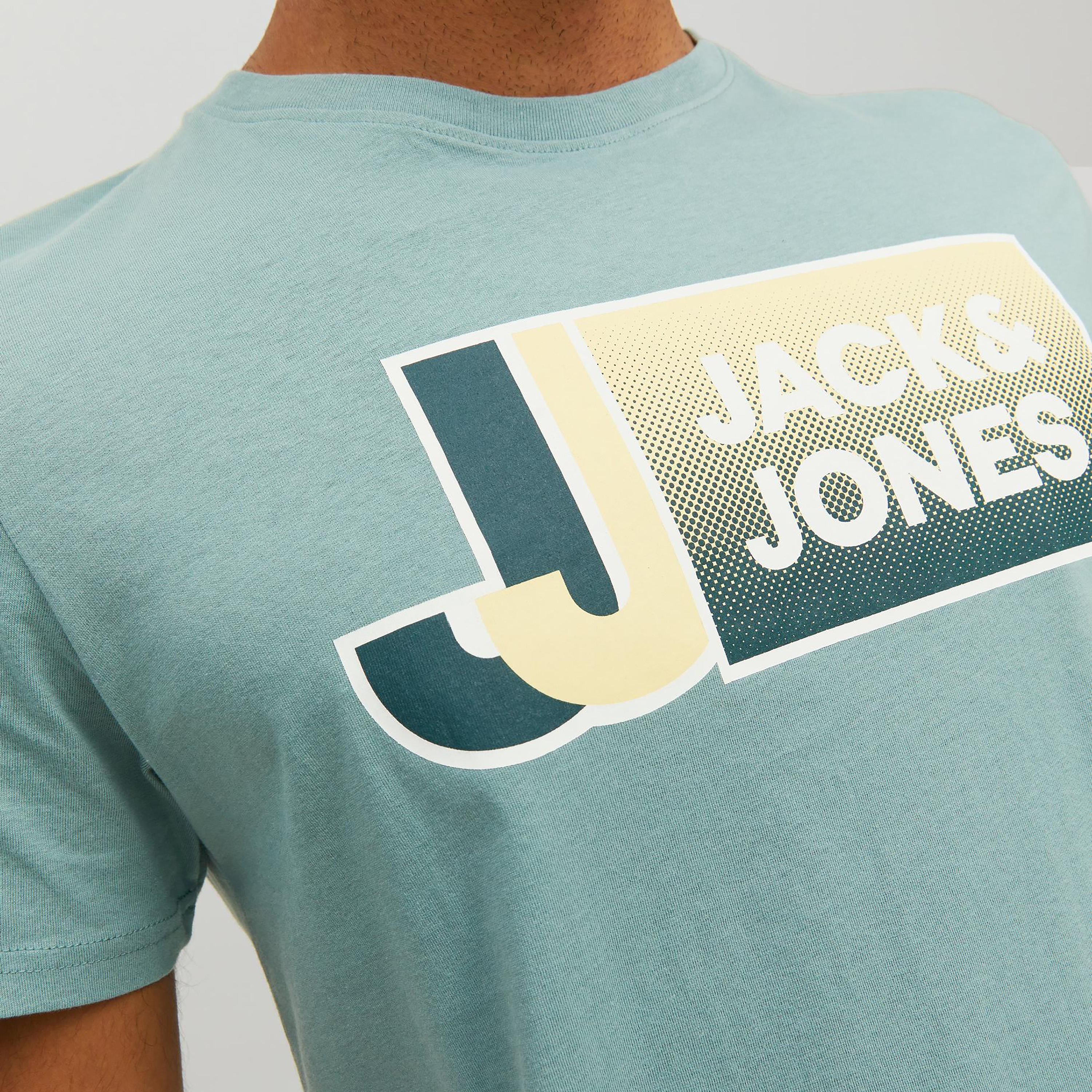 تي شيرت من جاك آند جونز مع شعار بأكمام قصيرة و ياقة مستديرة-men-clothing-tshirtsandpolos-tshirts-image-8