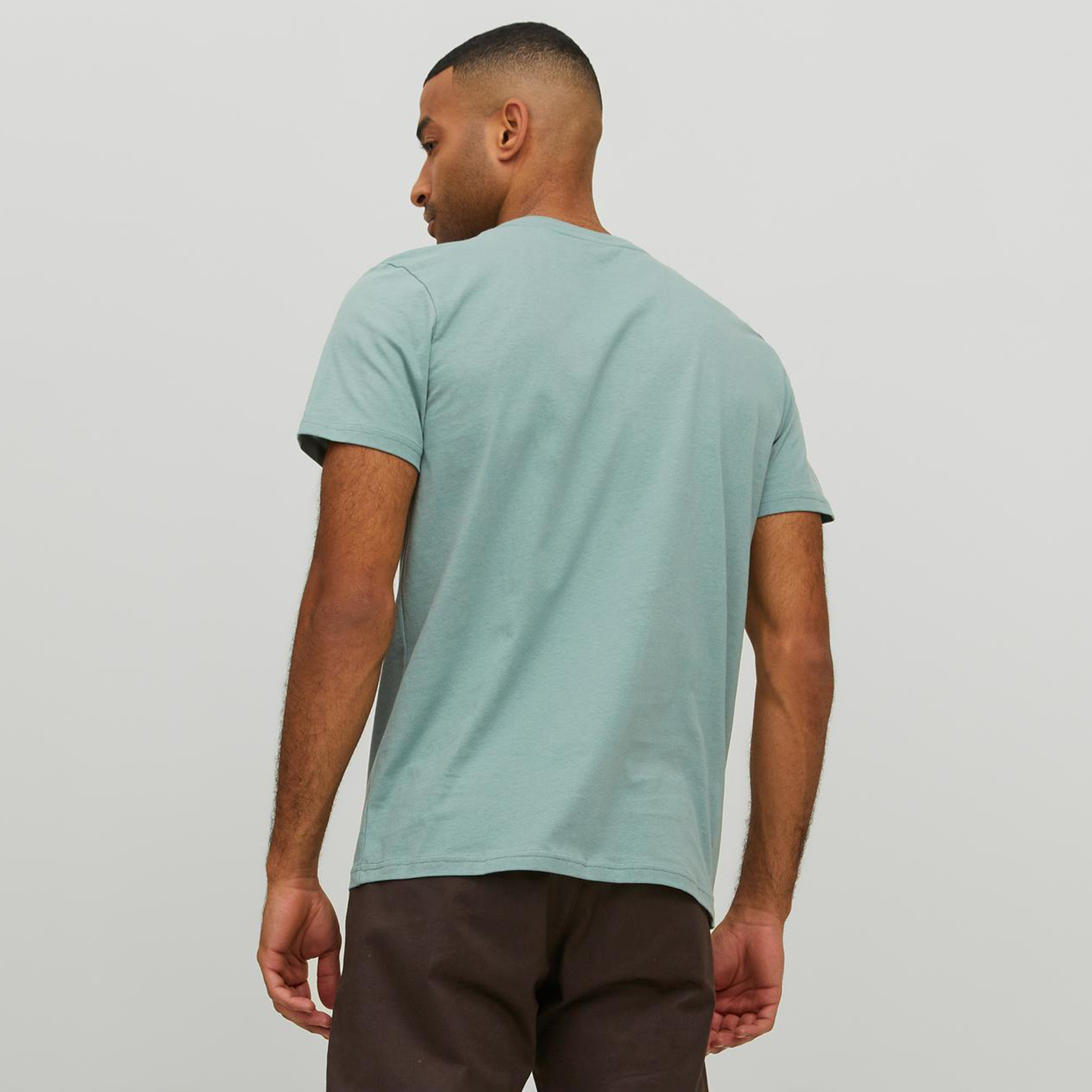 تي شيرت من جاك آند جونز مع شعار بأكمام قصيرة و ياقة مستديرة-men-clothing-tshirtsandpolos-tshirts-image-9