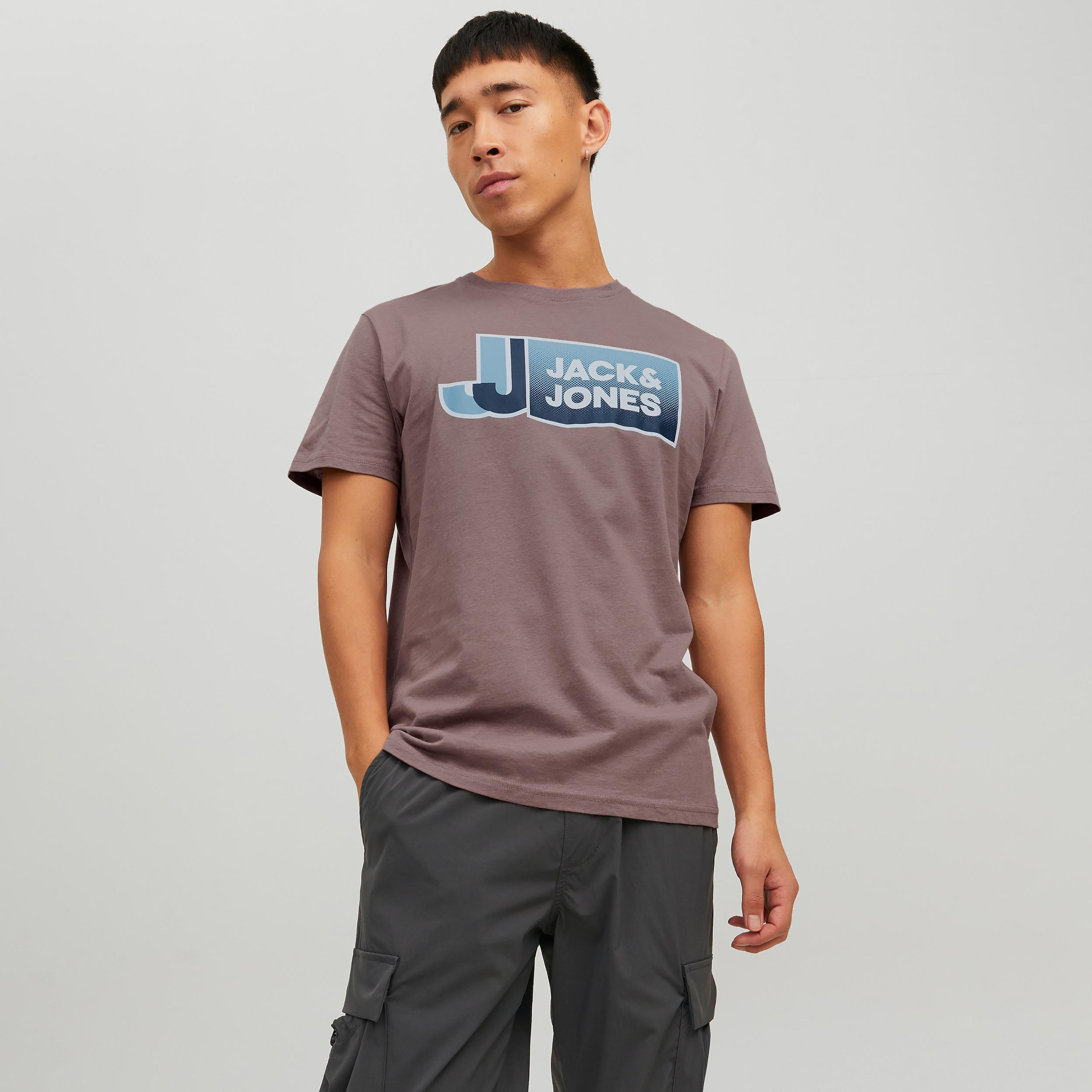 تي شيرت من جاك آند جونز مع شعار بأكمام قصيرة و ياقة مستديرة-men-clothing-tshirtsandpolos-tshirts-image-11