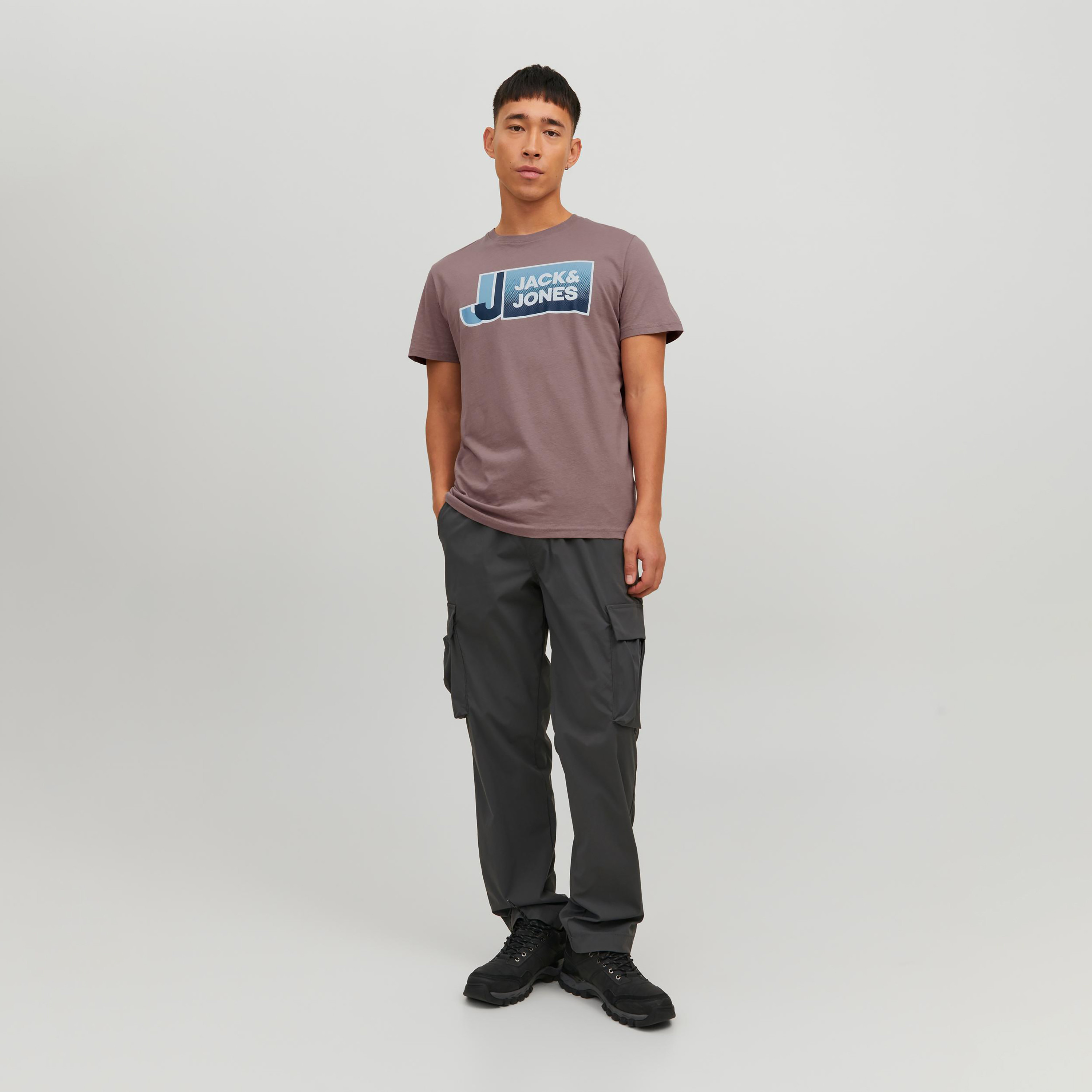 تي شيرت من جاك آند جونز مع شعار بأكمام قصيرة و ياقة مستديرة-men-clothing-tshirtsandpolos-tshirts-image-12