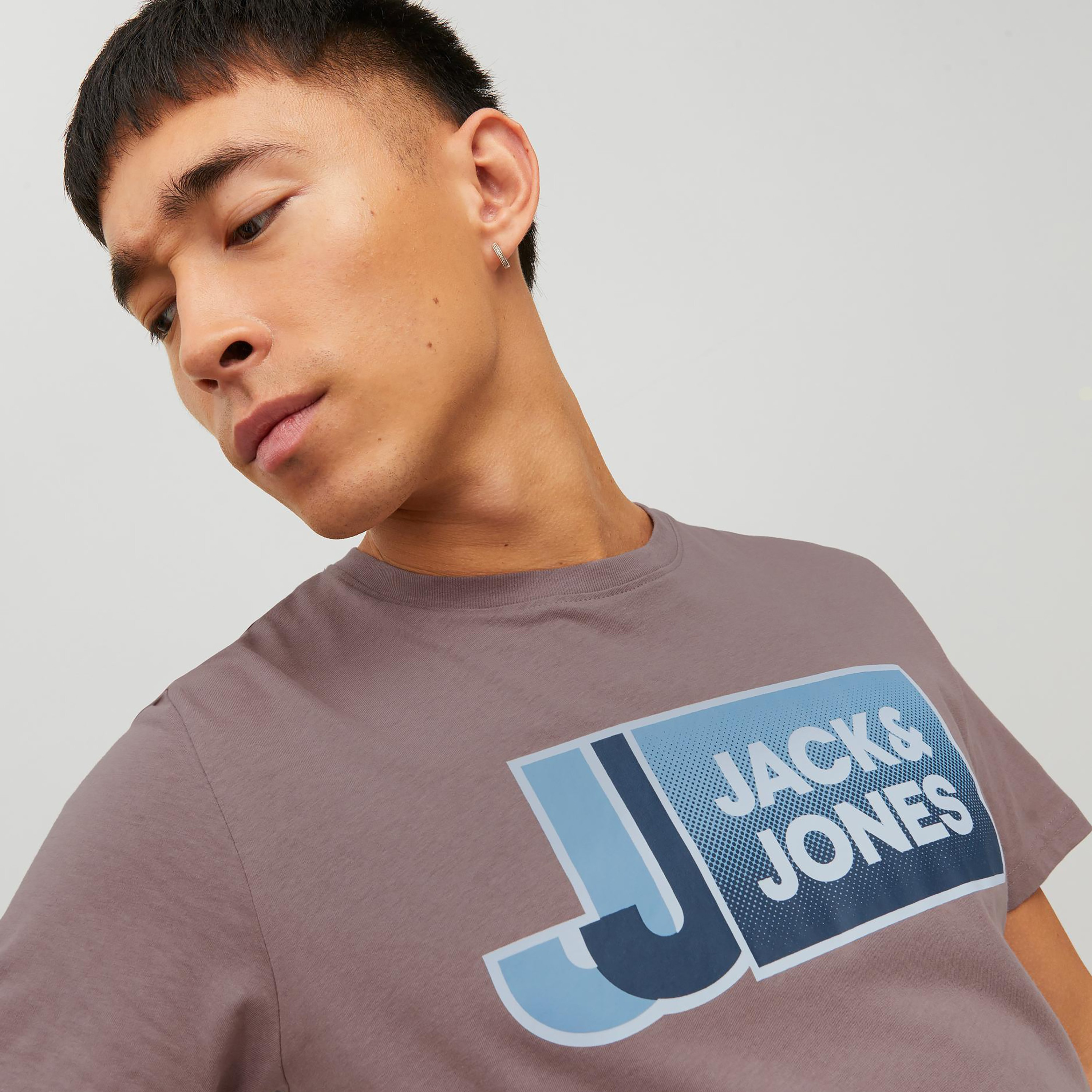 تي شيرت من جاك آند جونز مع شعار بأكمام قصيرة و ياقة مستديرة-men-clothing-tshirtsandpolos-tshirts-image-13