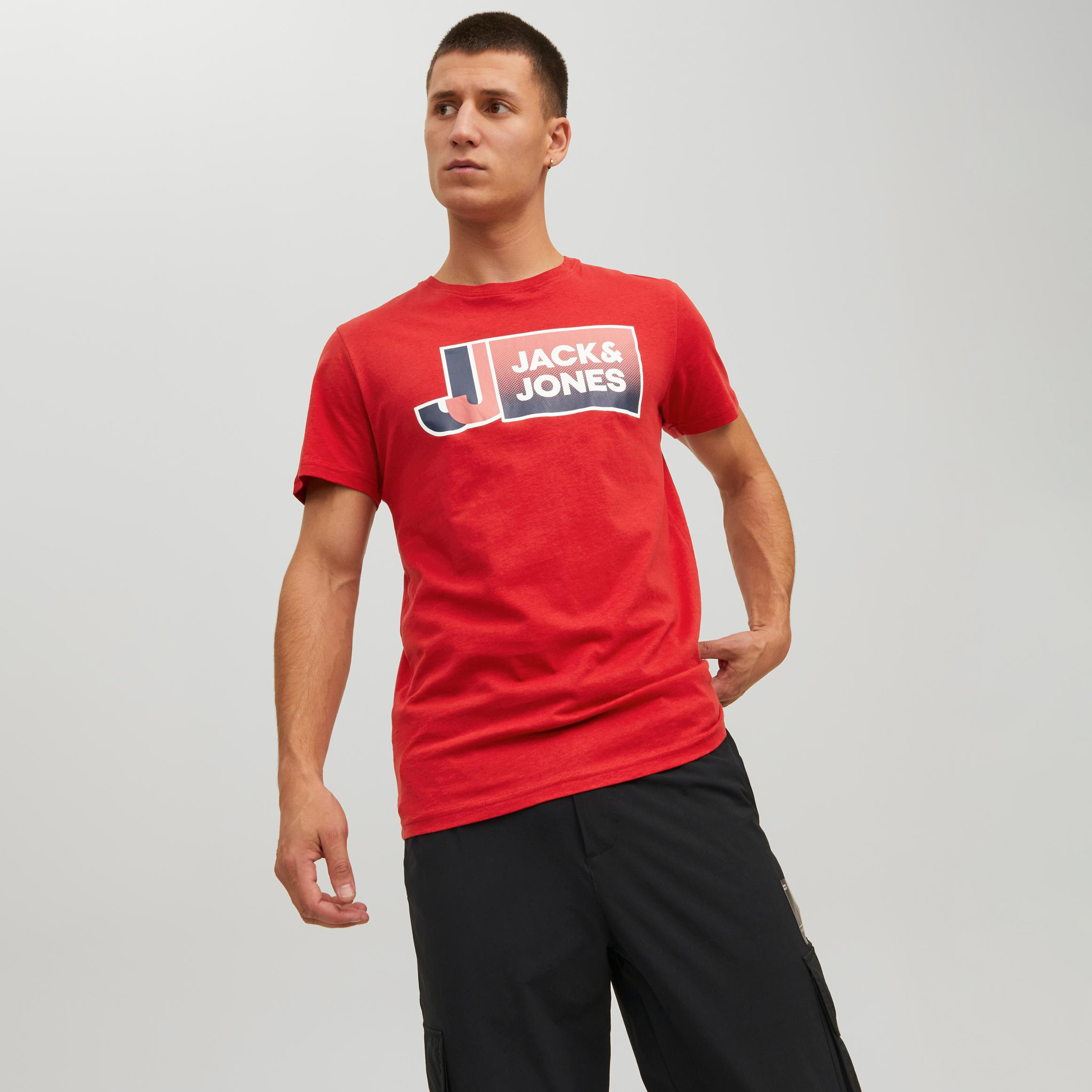تي شيرت من جاك آند جونز مع شعار بأكمام قصيرة و ياقة مستديرة-men-clothing-tshirtsandpolos-tshirts-image-16
