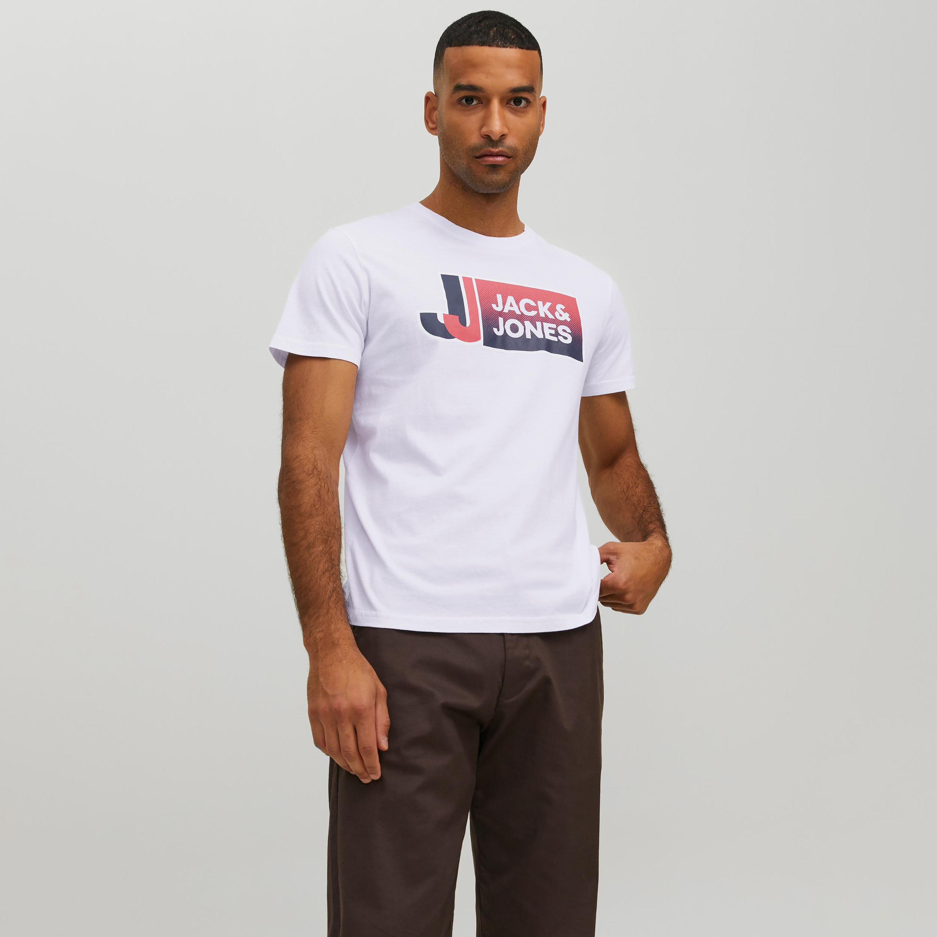 تي شيرت من جاك آند جونز مع شعار بأكمام قصيرة و ياقة مستديرة-men-clothing-tshirtsandpolos-tshirts-image-21
