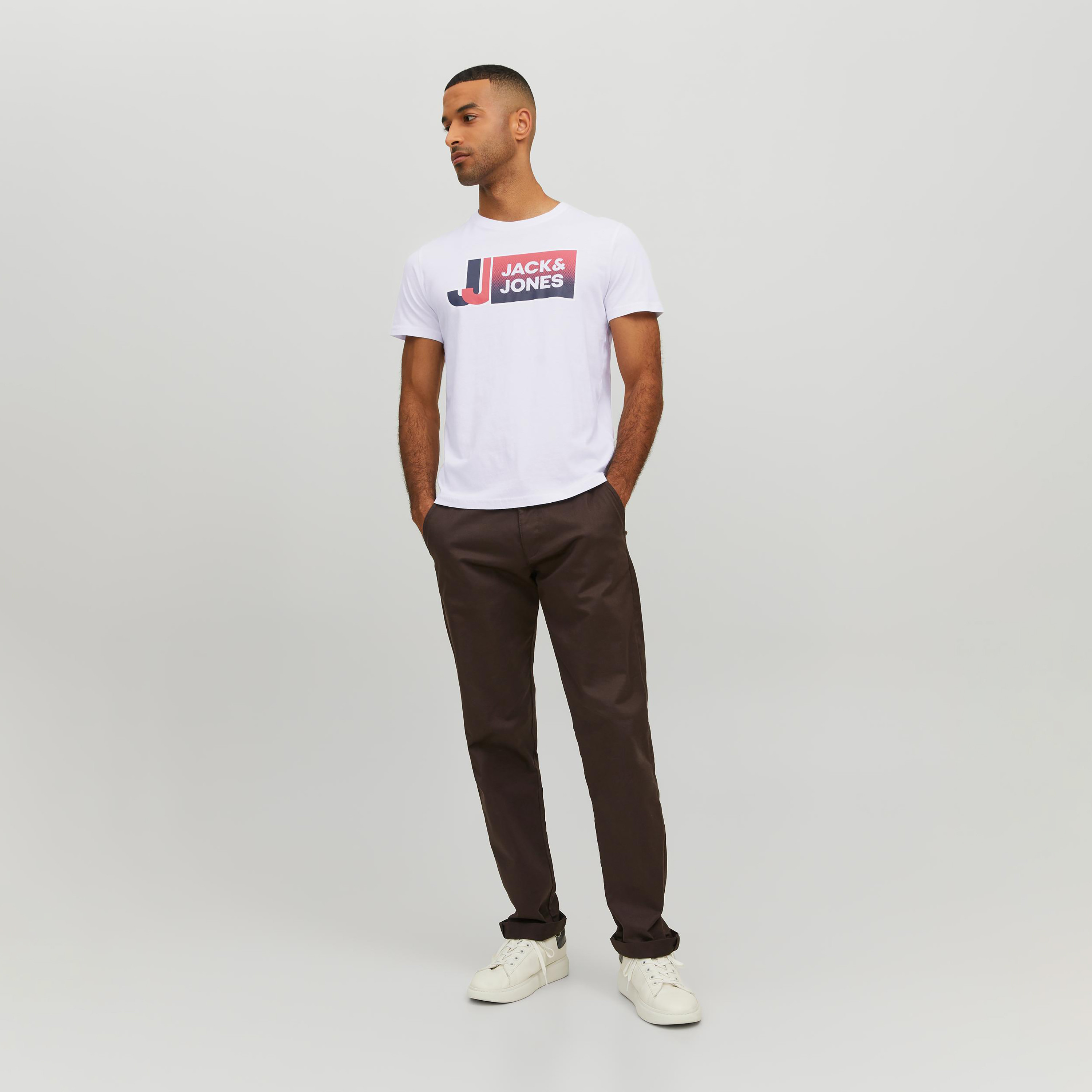 تي شيرت من جاك آند جونز مع شعار بأكمام قصيرة و ياقة مستديرة-men-clothing-tshirtsandpolos-tshirts-image-22