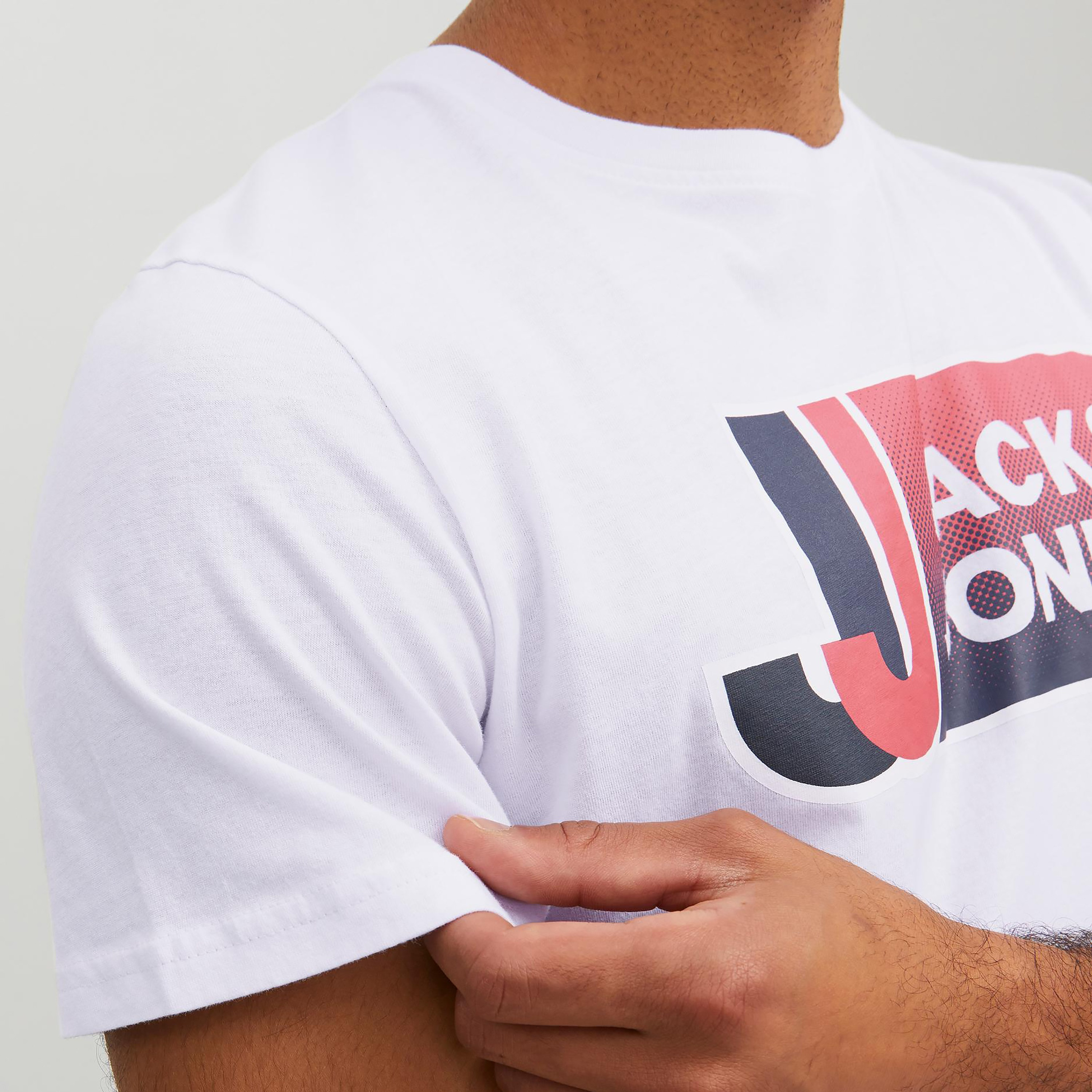 تي شيرت من جاك آند جونز مع شعار بأكمام قصيرة و ياقة مستديرة-men-clothing-tshirtsandpolos-tshirts-image-23