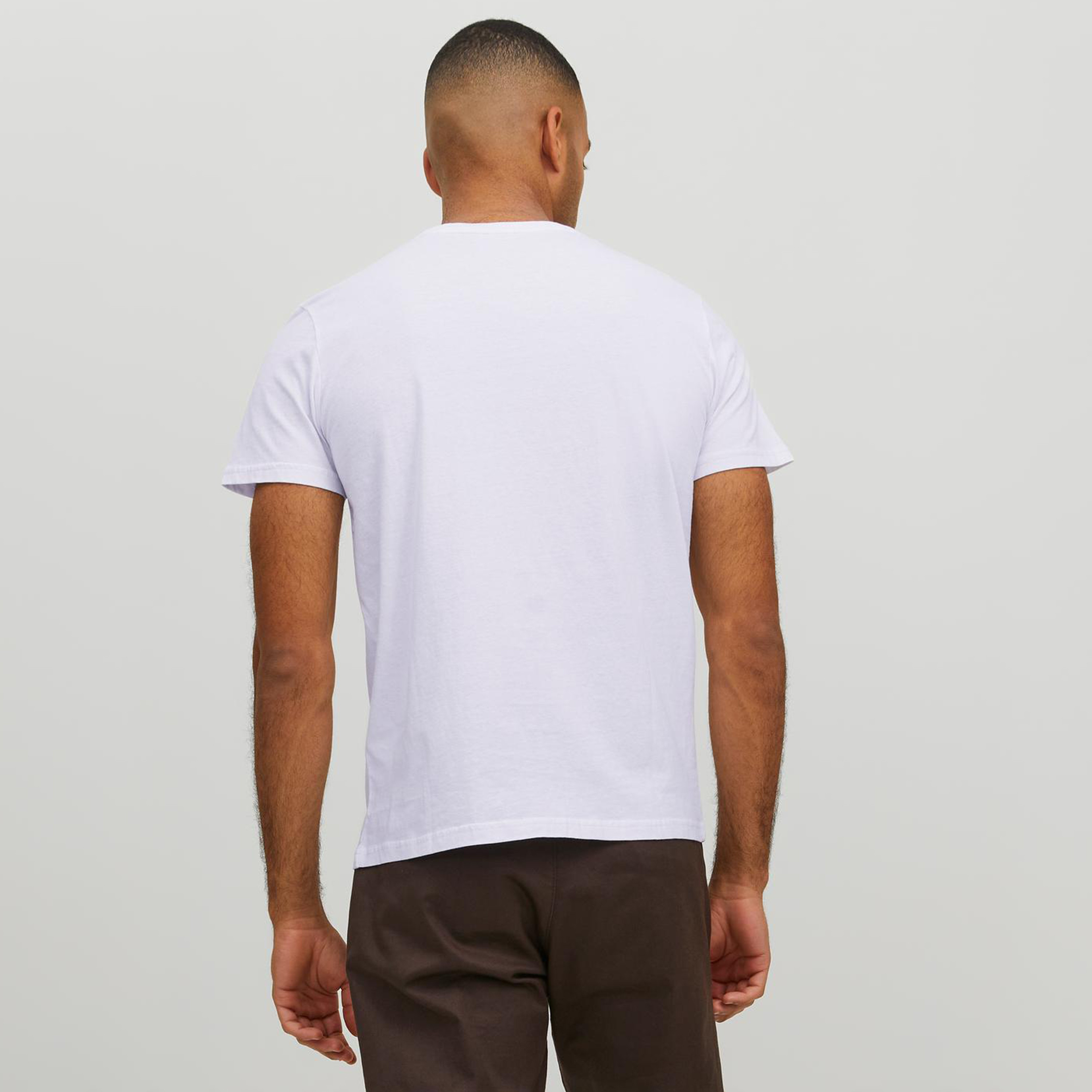 تي شيرت من جاك آند جونز مع شعار بأكمام قصيرة و ياقة مستديرة-men-clothing-tshirtsandpolos-tshirts-image-24