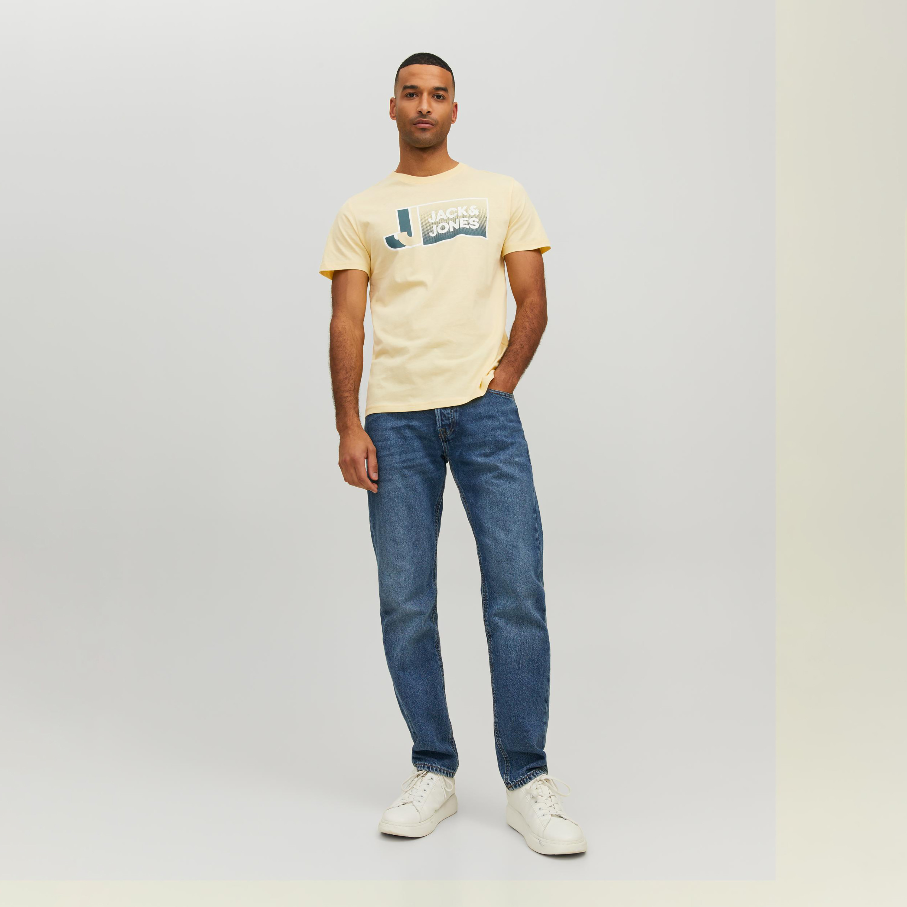 تي شيرت من جاك آند جونز مع شعار بأكمام قصيرة و ياقة مستديرة-men-clothing-tshirtsandpolos-tshirts-image-27