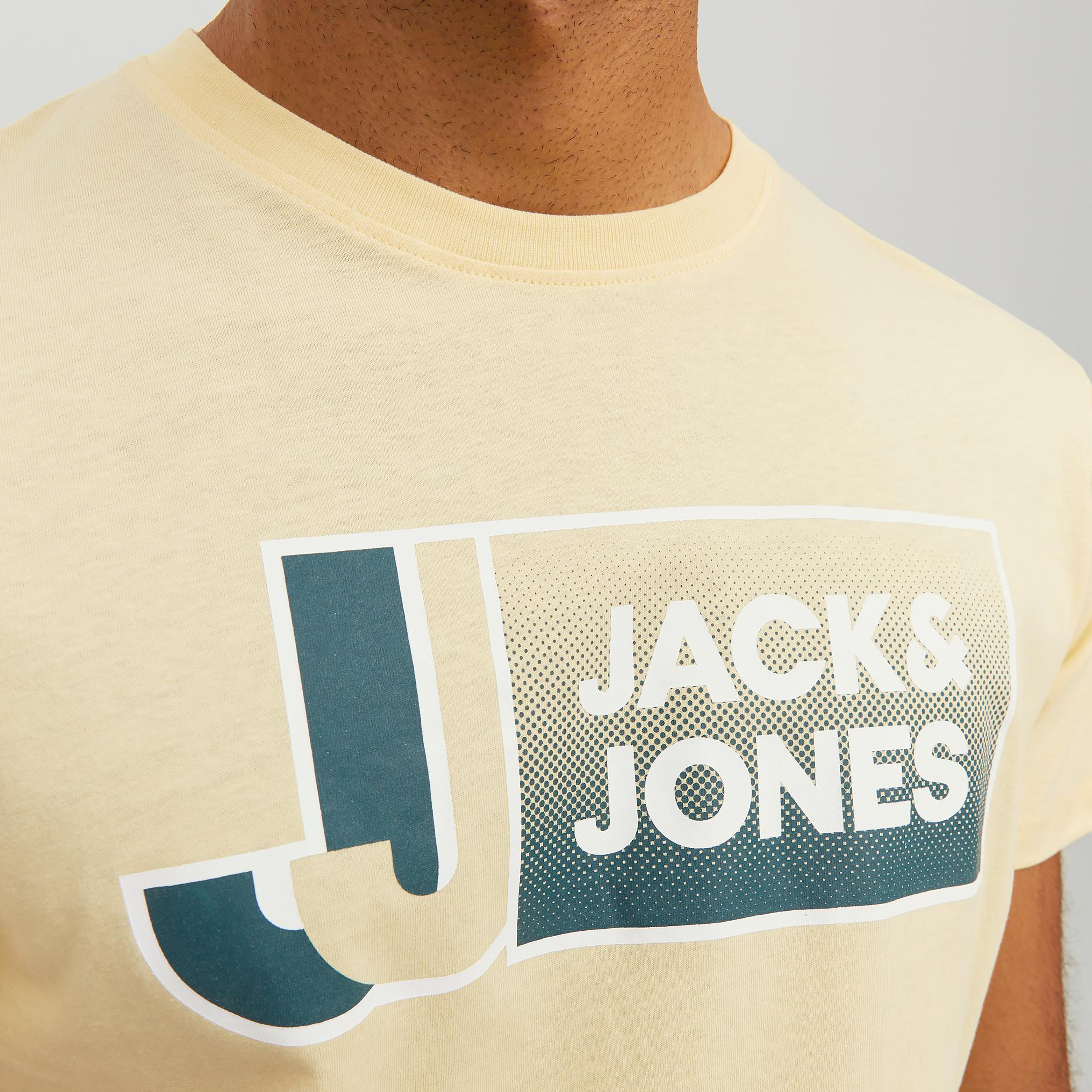 تي شيرت من جاك آند جونز مع شعار بأكمام قصيرة و ياقة مستديرة-men-clothing-tshirtsandpolos-tshirts-image-28