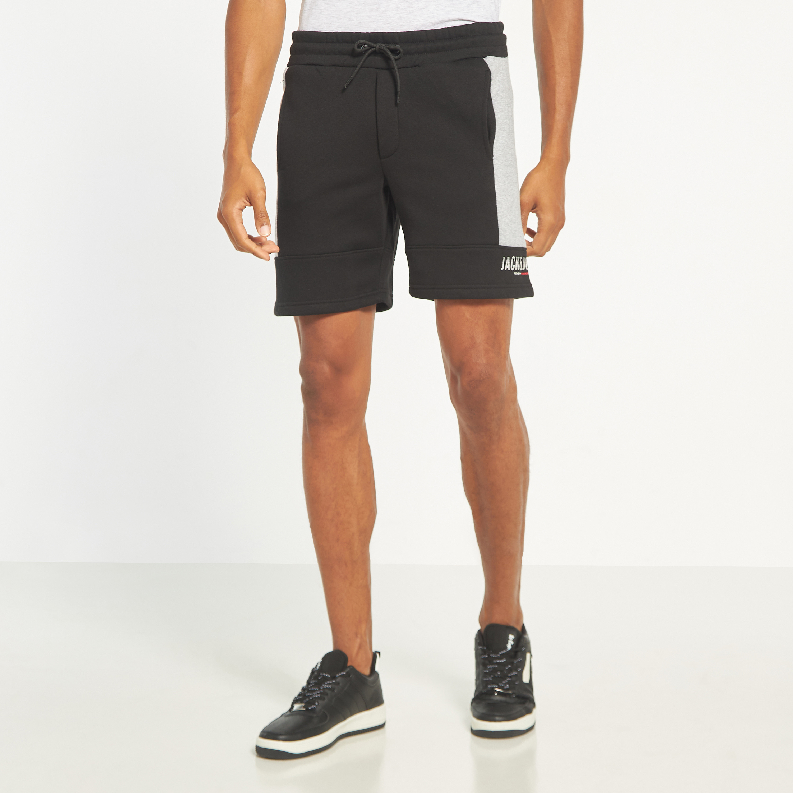 شورتس برباط من جاك آند جونز بمتوسط الارتفاع مع كلر بلوكد -men-clothing-bottoms-shorts-image-1