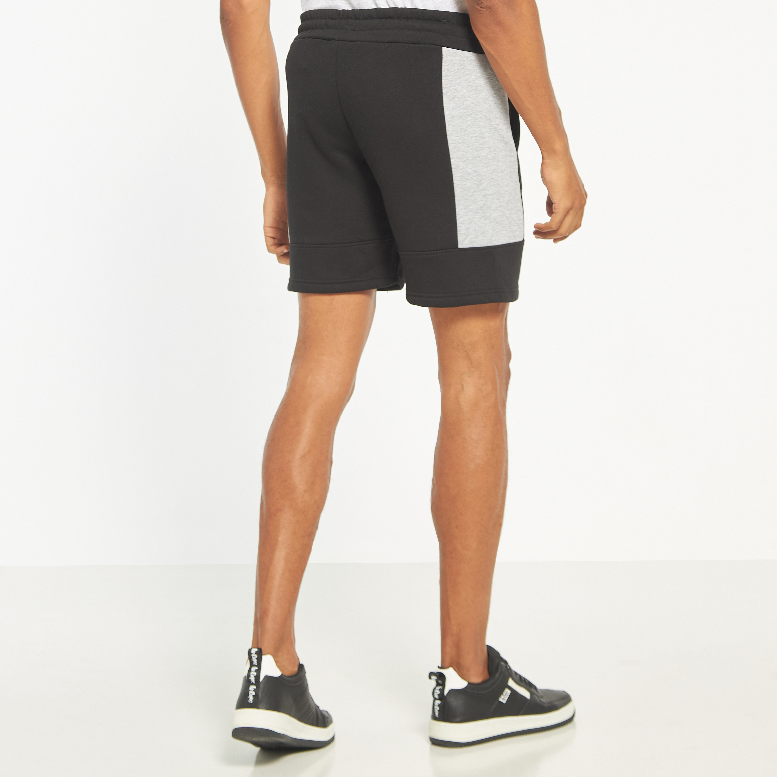شورتس برباط من جاك آند جونز بمتوسط الارتفاع مع كلر بلوكد -men-clothing-bottoms-shorts-image-3