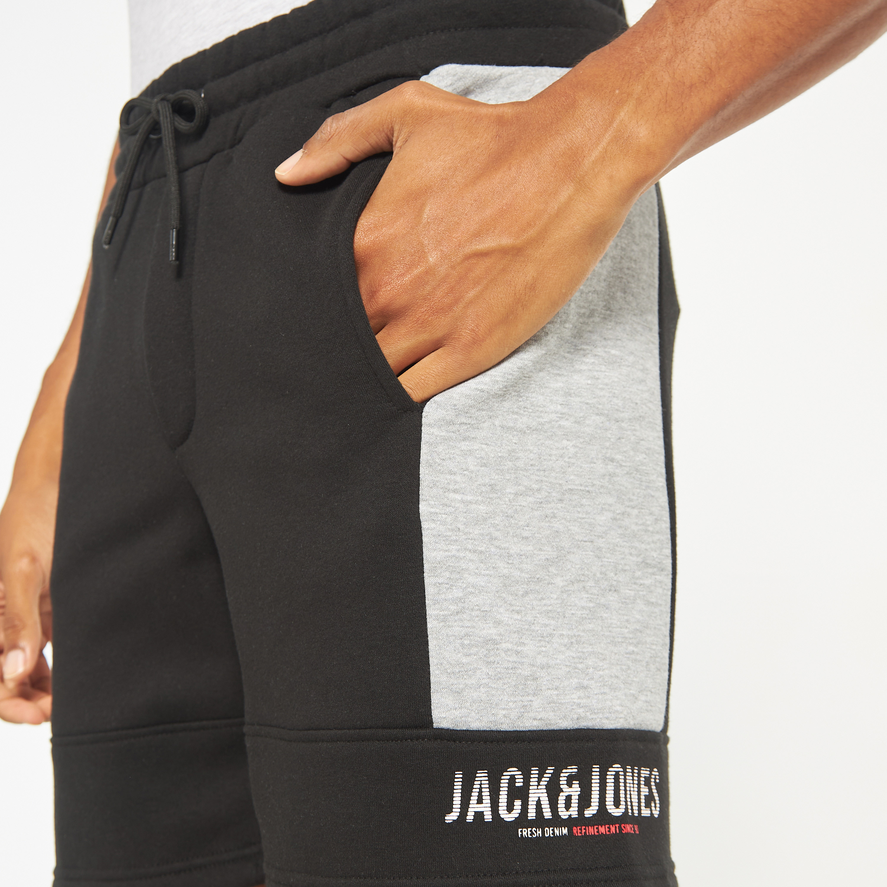 شورتس برباط من جاك آند جونز بمتوسط الارتفاع مع كلر بلوكد -men-clothing-bottoms-shorts-image-4