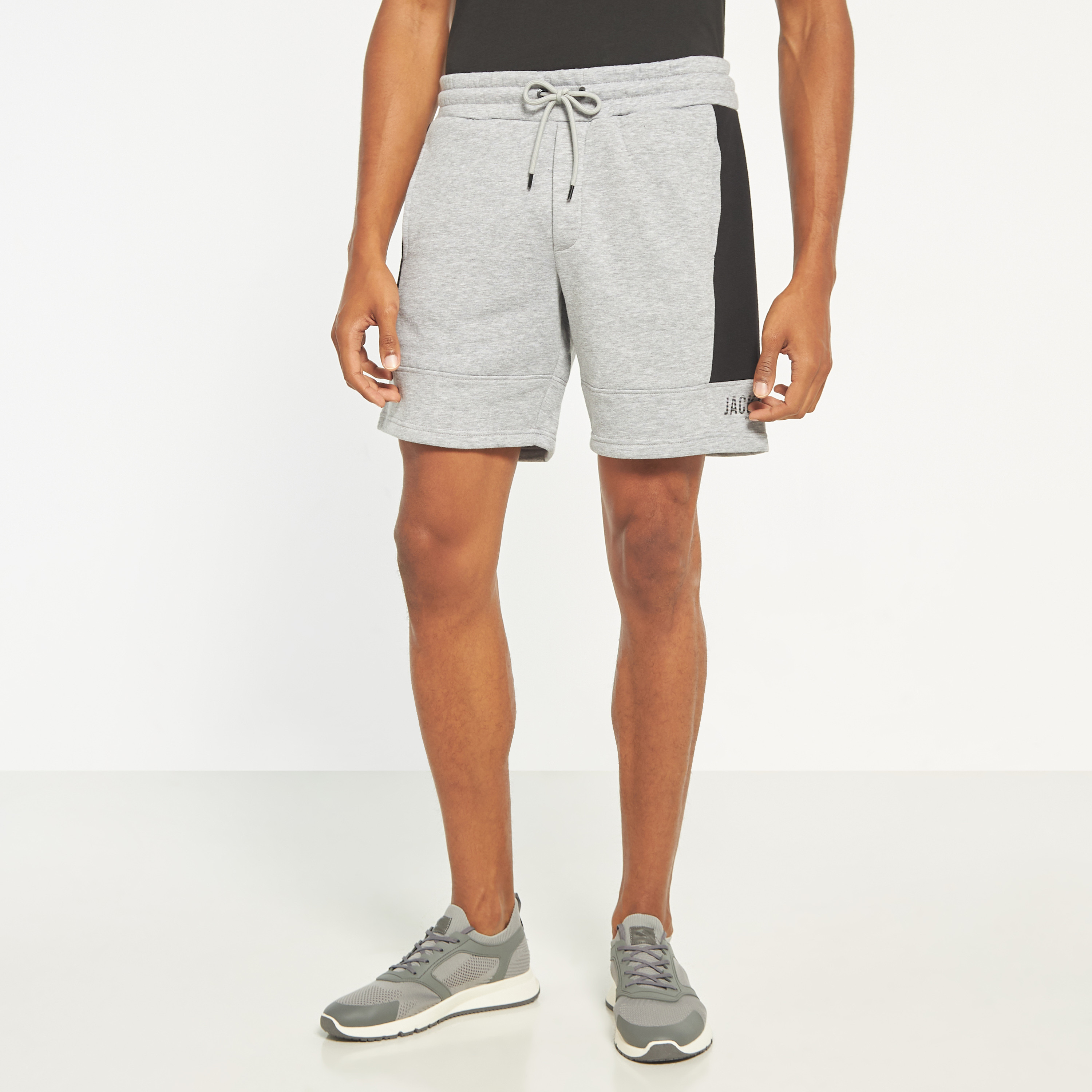 شورتس برباط من جاك آند جونز بمتوسط الارتفاع مع كلر بلوكد -men-clothing-bottoms-shorts-image-5