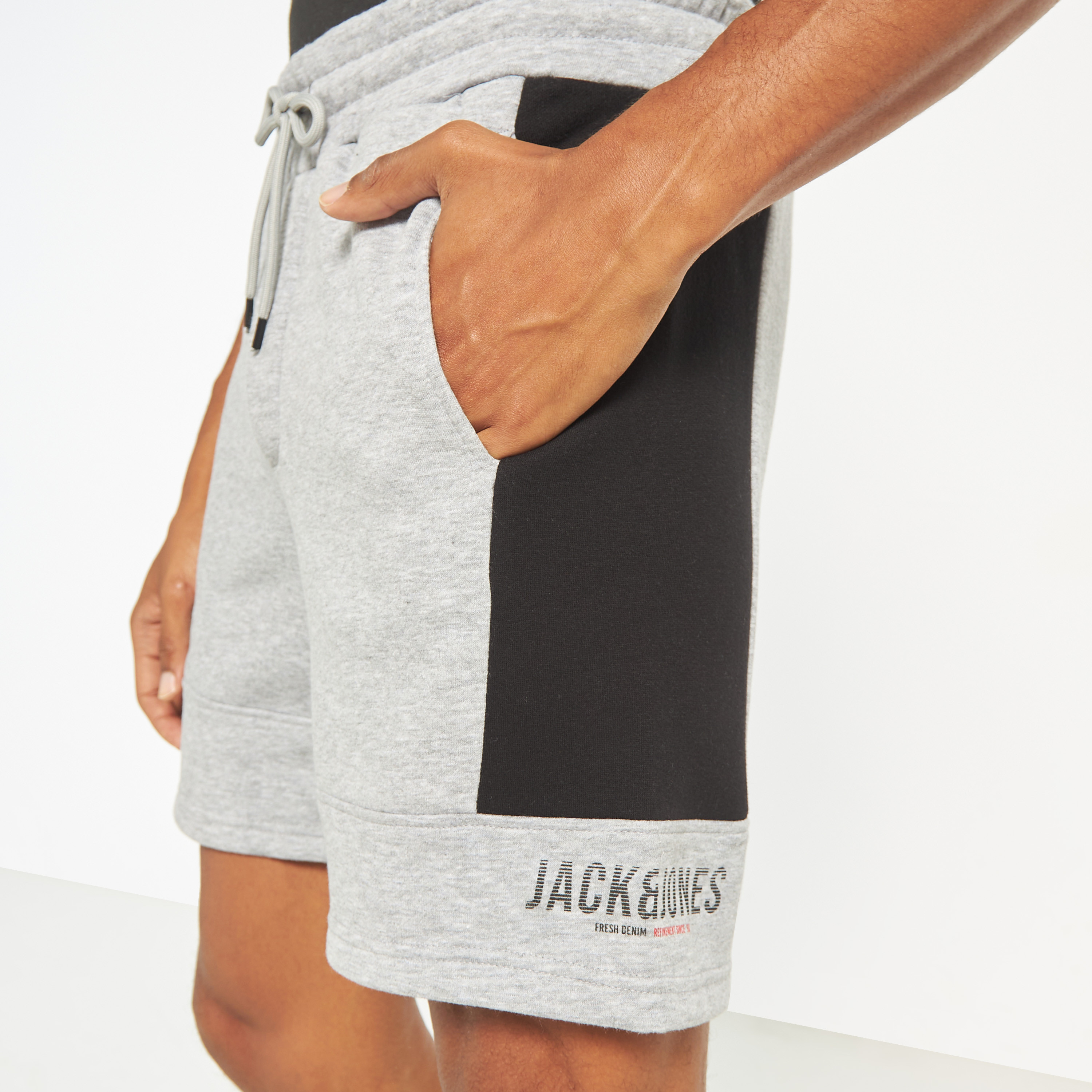 شورتس برباط من جاك آند جونز بمتوسط الارتفاع مع كلر بلوكد -men-clothing-bottoms-shorts-image-8