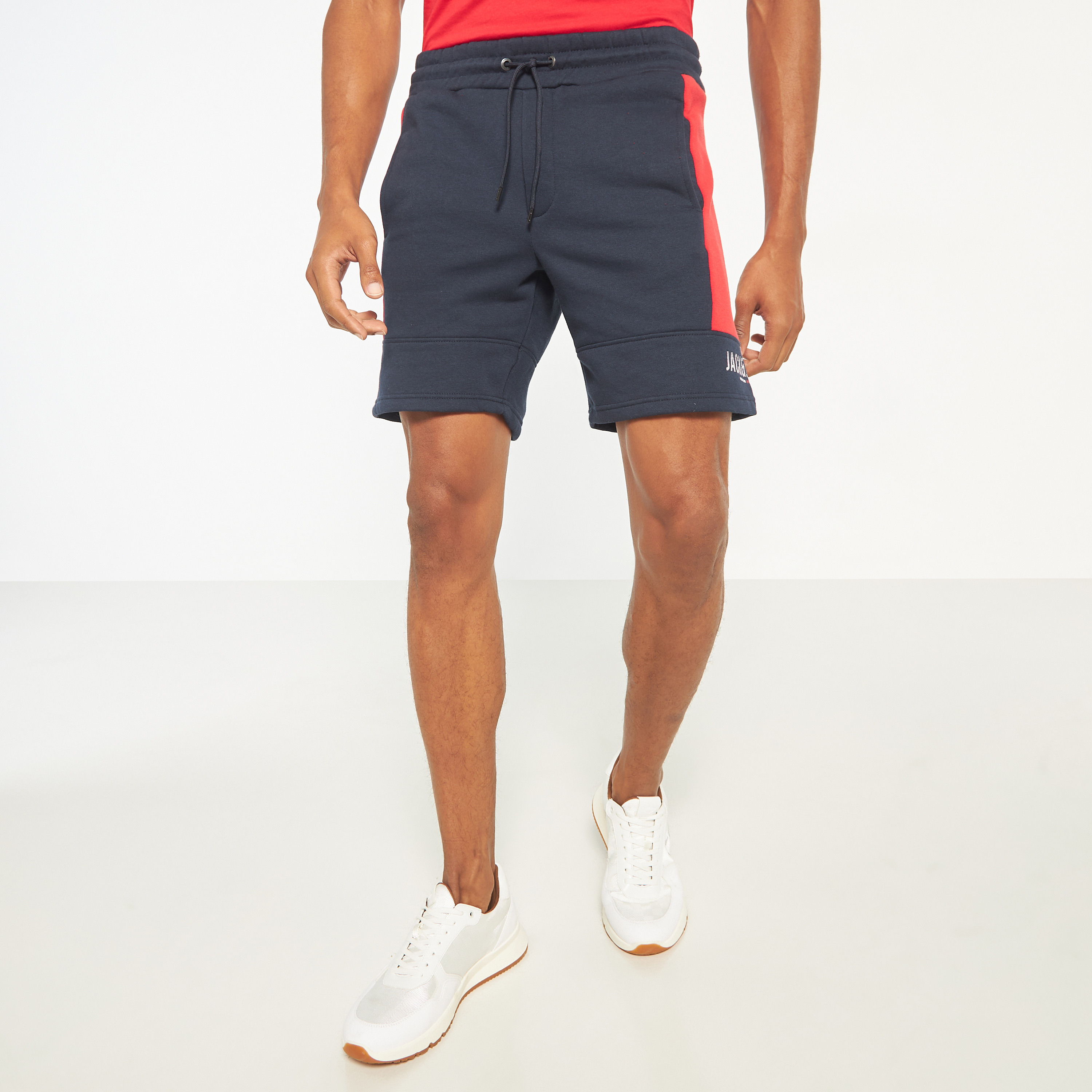 شورتس برباط من جاك آند جونز بمتوسط الارتفاع مع كلر بلوكد -men-clothing-bottoms-shorts-image-9