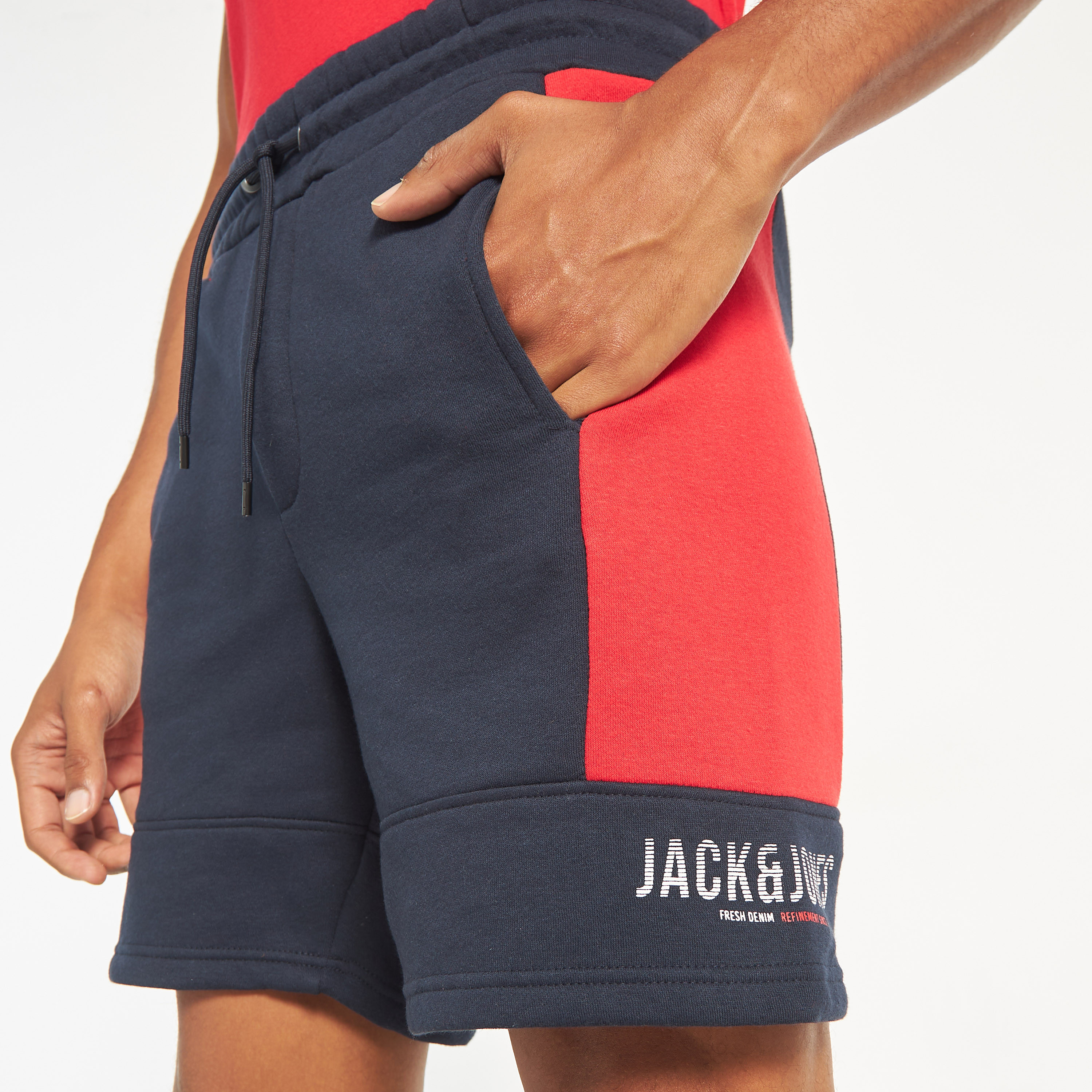 شورتس برباط من جاك آند جونز بمتوسط الارتفاع مع كلر بلوكد -men-clothing-bottoms-shorts-image-11