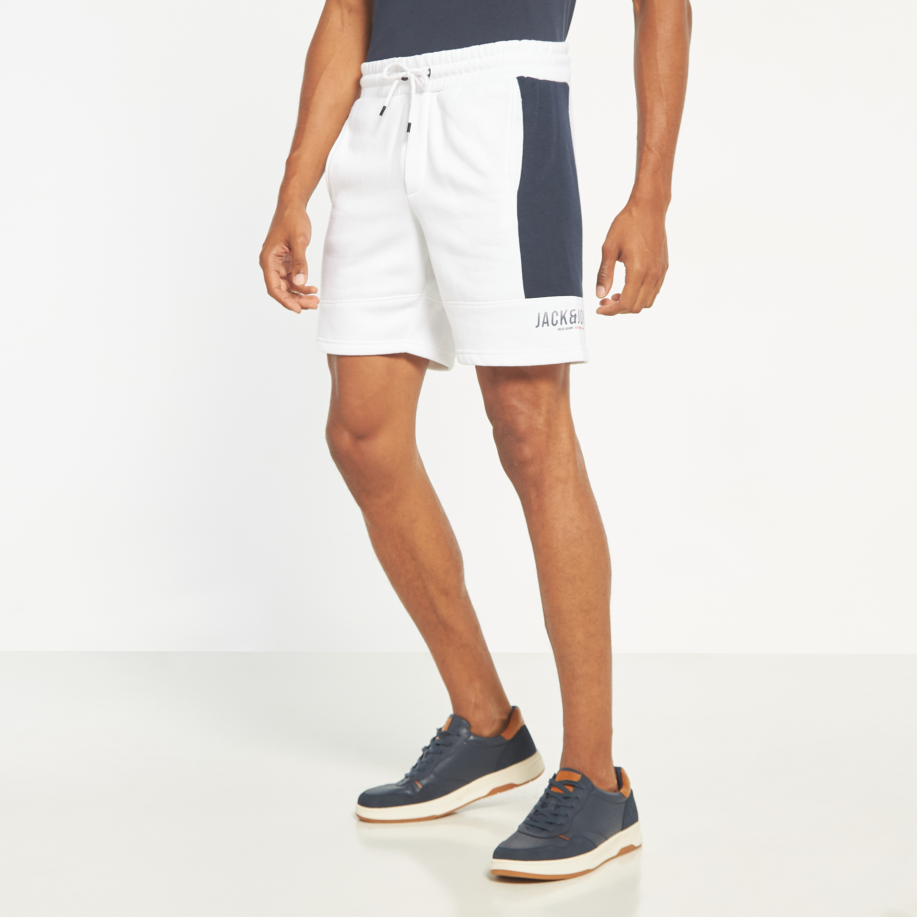 شورتس برباط من جاك آند جونز بمتوسط الارتفاع مع كلر بلوكد -men-clothing-bottoms-shorts-image-13