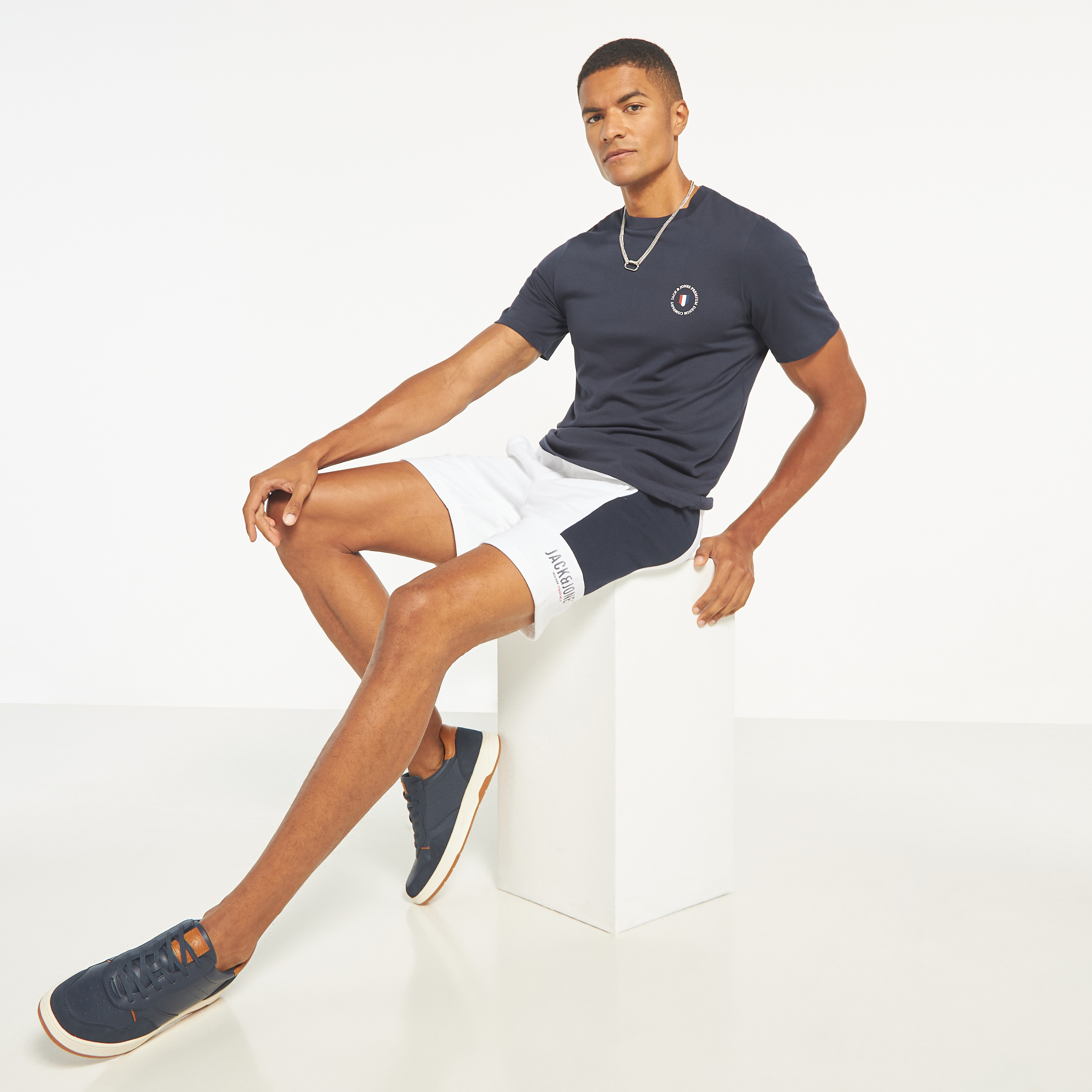 شورتس برباط من جاك آند جونز بمتوسط الارتفاع مع كلر بلوكد -men-clothing-bottoms-shorts-image-14