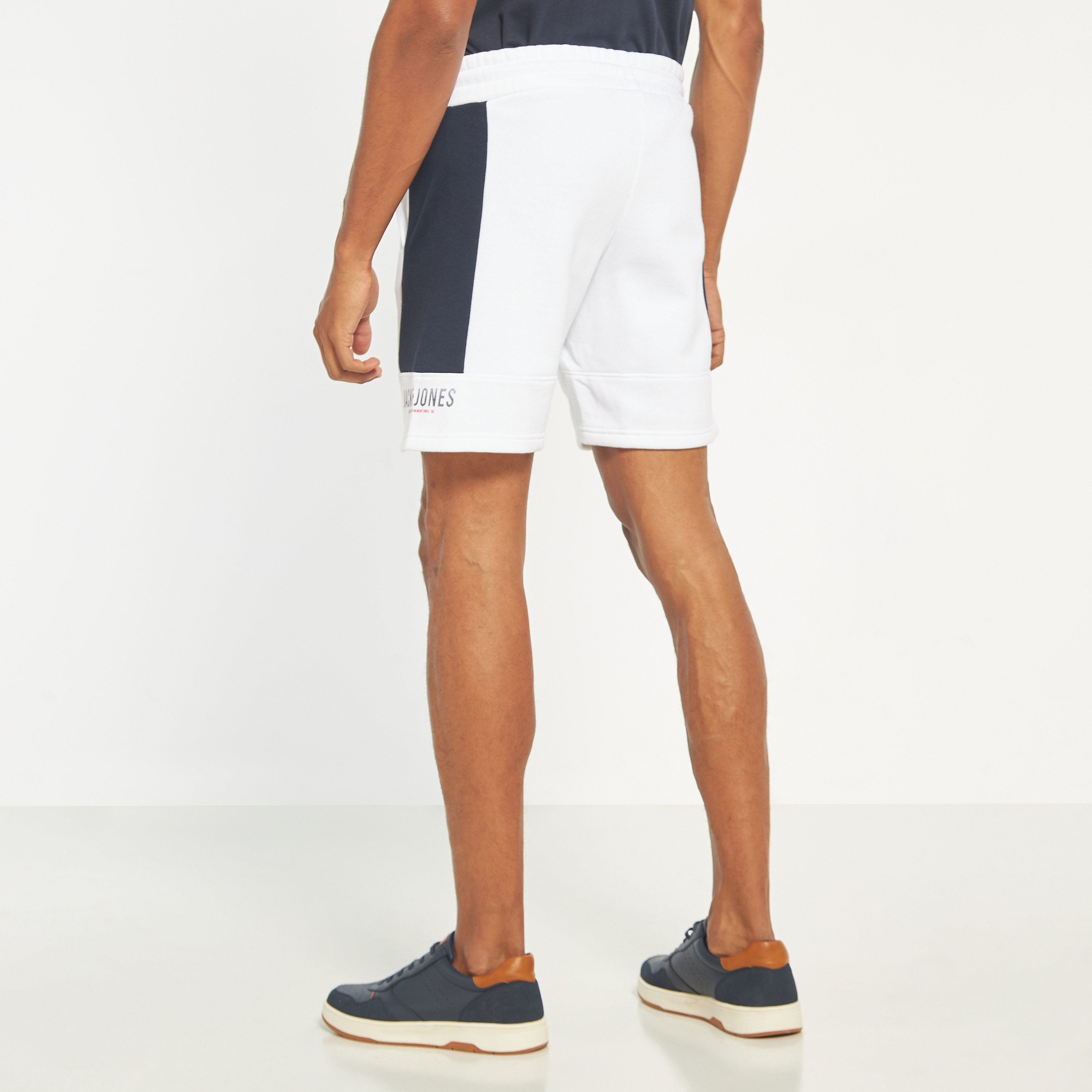 شورتس برباط من جاك آند جونز بمتوسط الارتفاع مع كلر بلوكد -men-clothing-bottoms-shorts-image-15