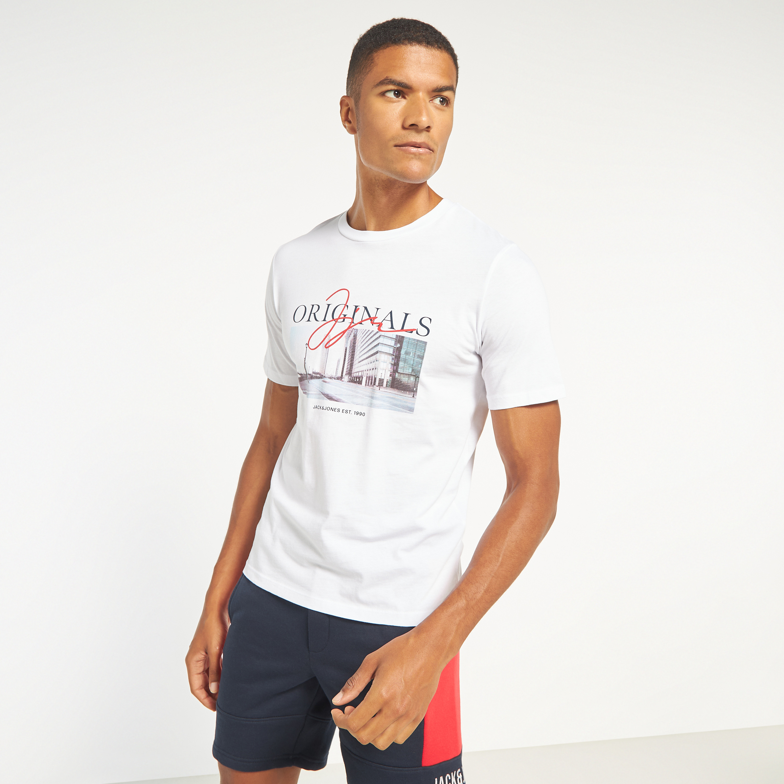 تي شيرت مطبوعة بأكمام قصيرة ورقبة مستديرة  من جاك اند جونز-men-clothing-tshirtsandpolos-tshirts-image-7