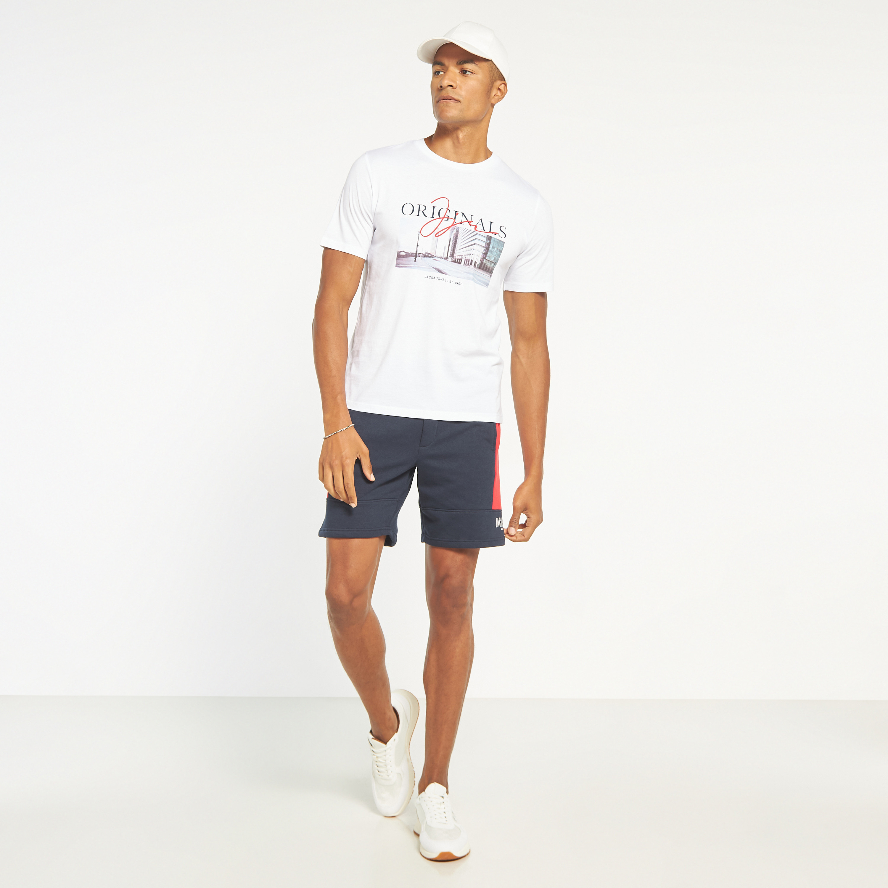 تي شيرت مطبوعة بأكمام قصيرة ورقبة مستديرة  من جاك اند جونز-men-clothing-tshirtsandpolos-tshirts-image-8