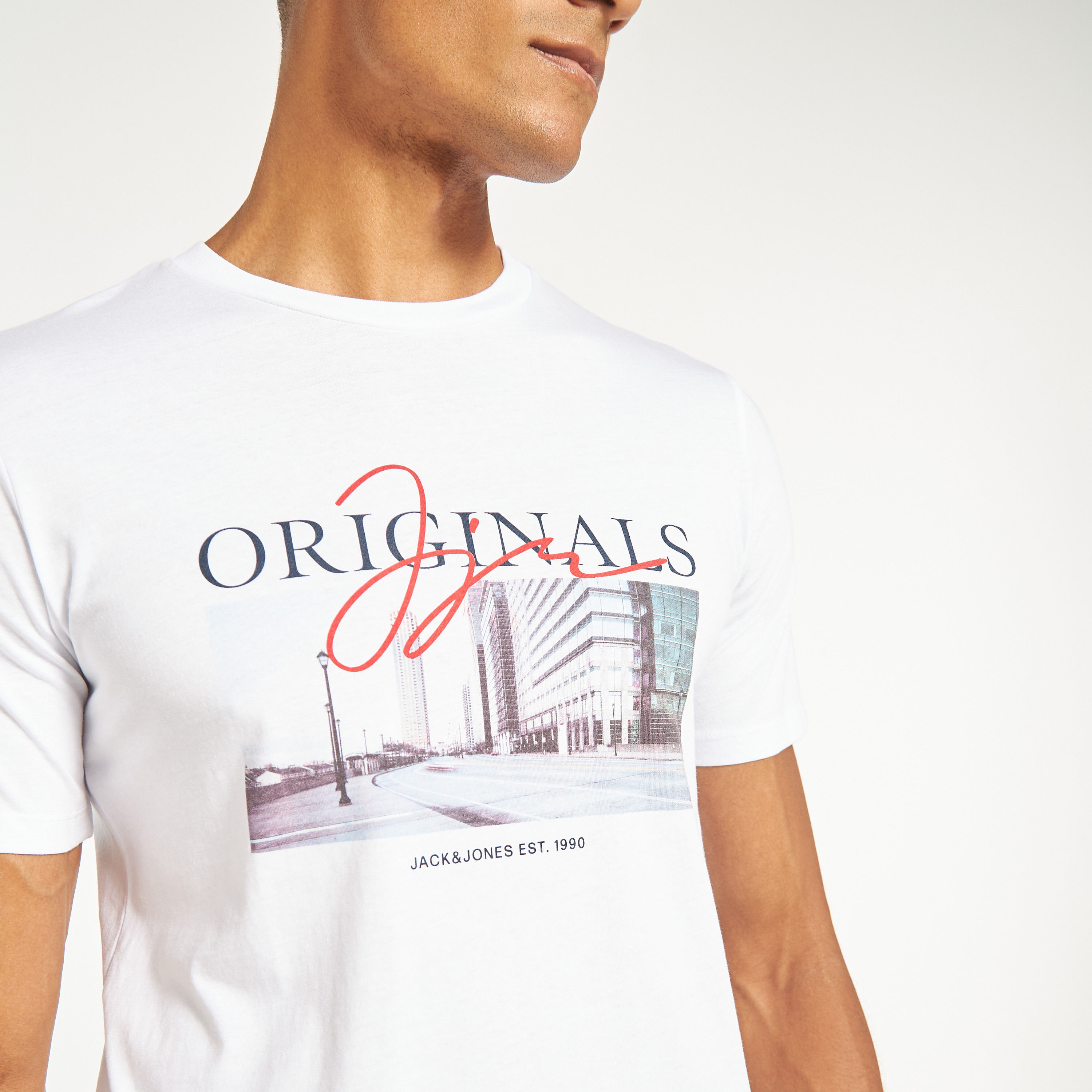 تي شيرت مطبوعة بأكمام قصيرة ورقبة مستديرة  من جاك اند جونز-men-clothing-tshirtsandpolos-tshirts-image-10