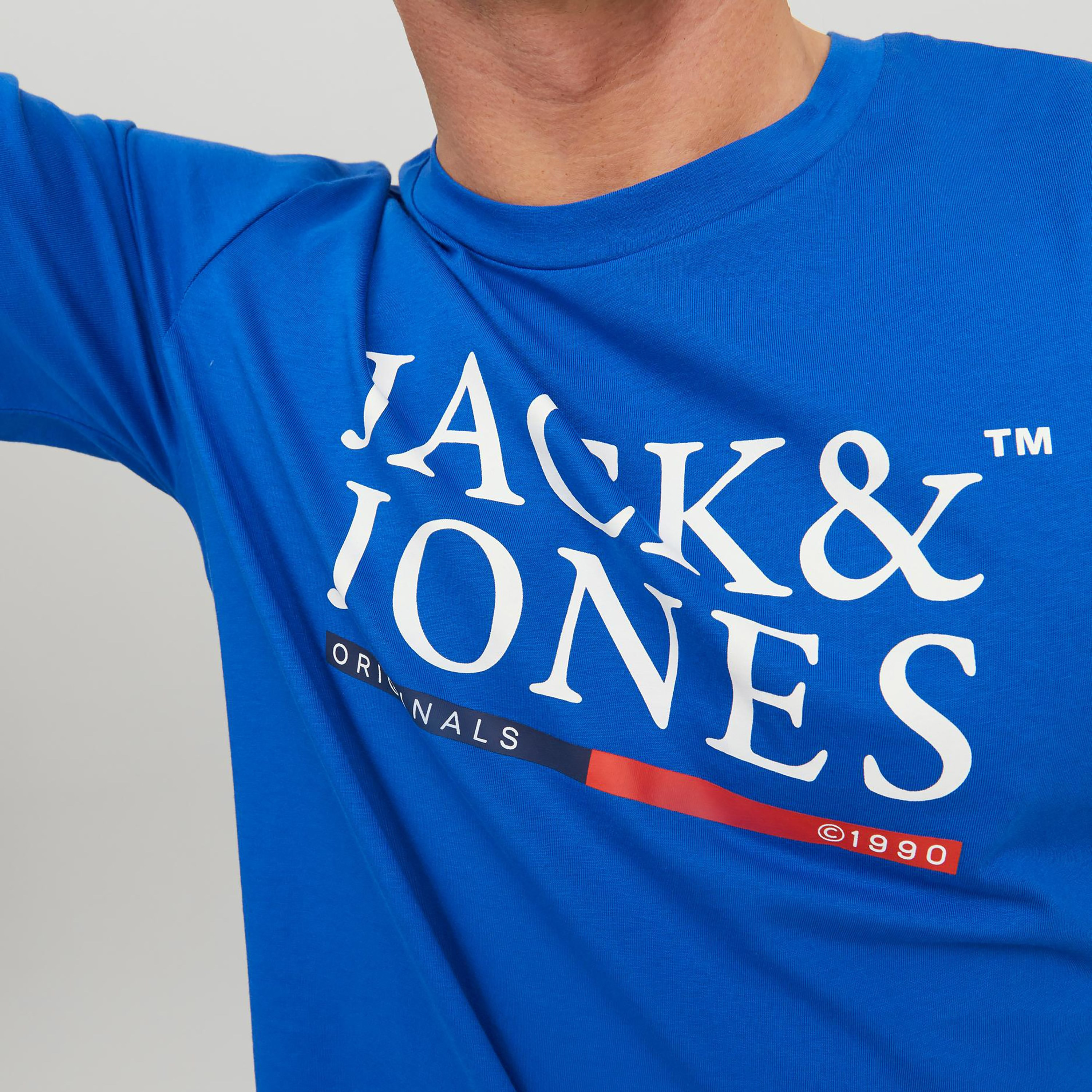 تي شيرت من جاك آند جونز مع شعار بأكمام قصيرة و ياقة مستديرة-men-clothing-tshirtsandpolos-tshirts-image-3