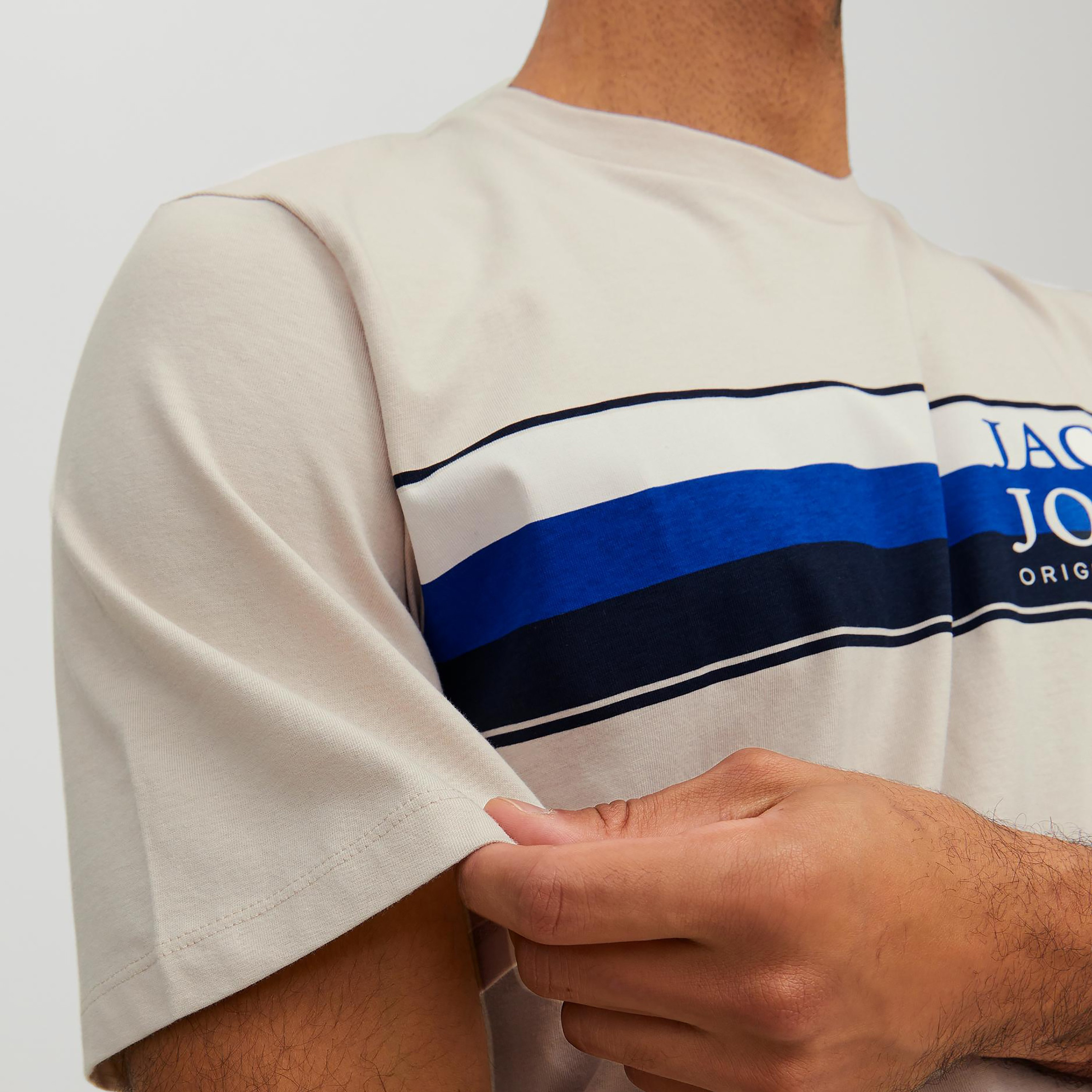 تي شيرت من جاك آند جونز مع شعار بأكمام قصيرة و ياقة مستديرة-men-clothing-tshirtsandpolos-tshirts-image-3